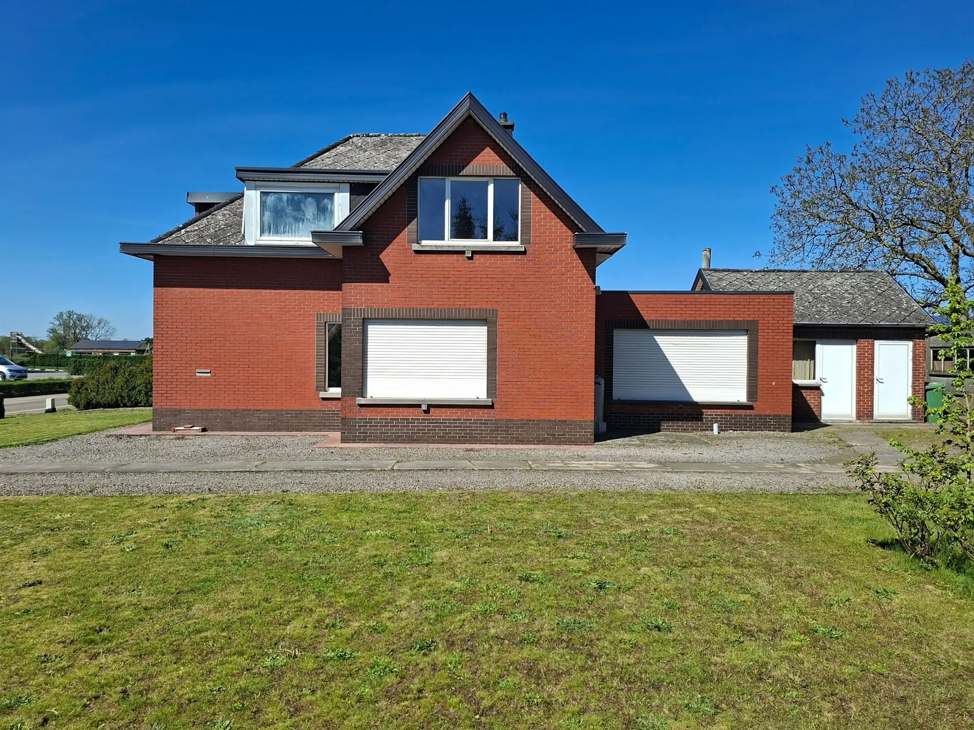 Volledig te renoveren woning met tal van mogelijkheden op een ruim perceel. foto 2