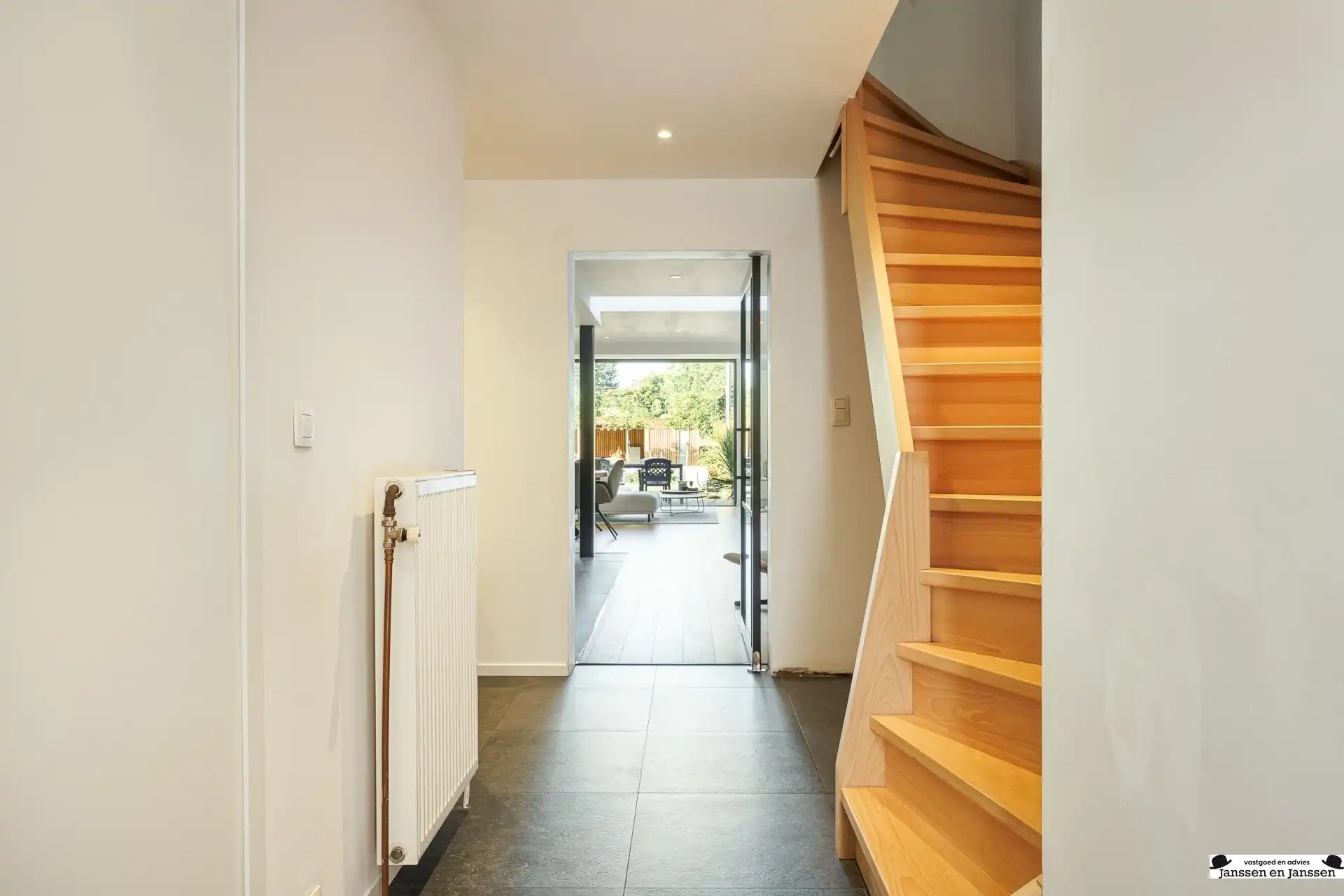 Prachtig gerenoveerde woning met 4 slaapkamers, garage en zonnige tuin foto 10