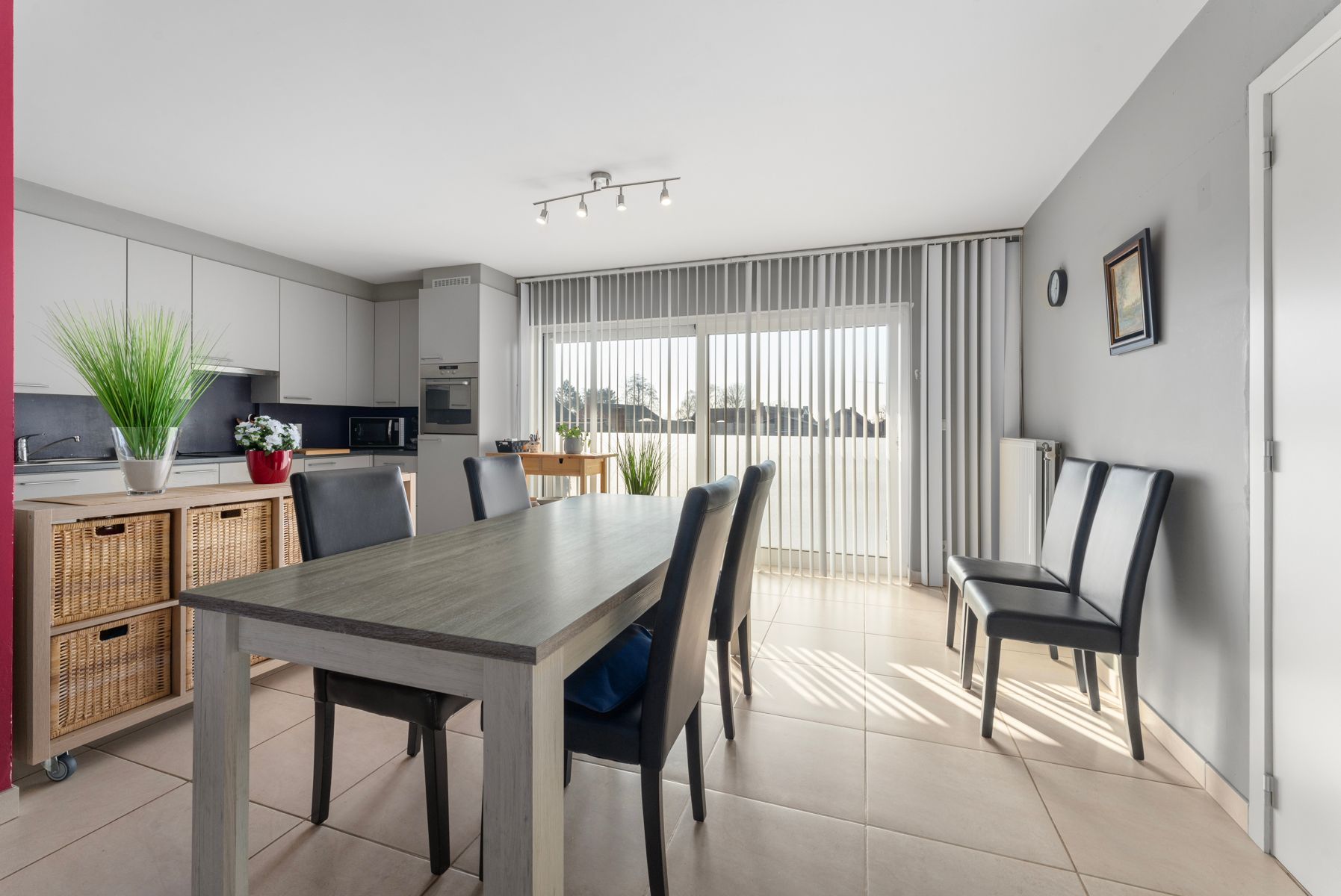 Ruim tweeslaapkamerappartement met terras en dubbele garage foto 3