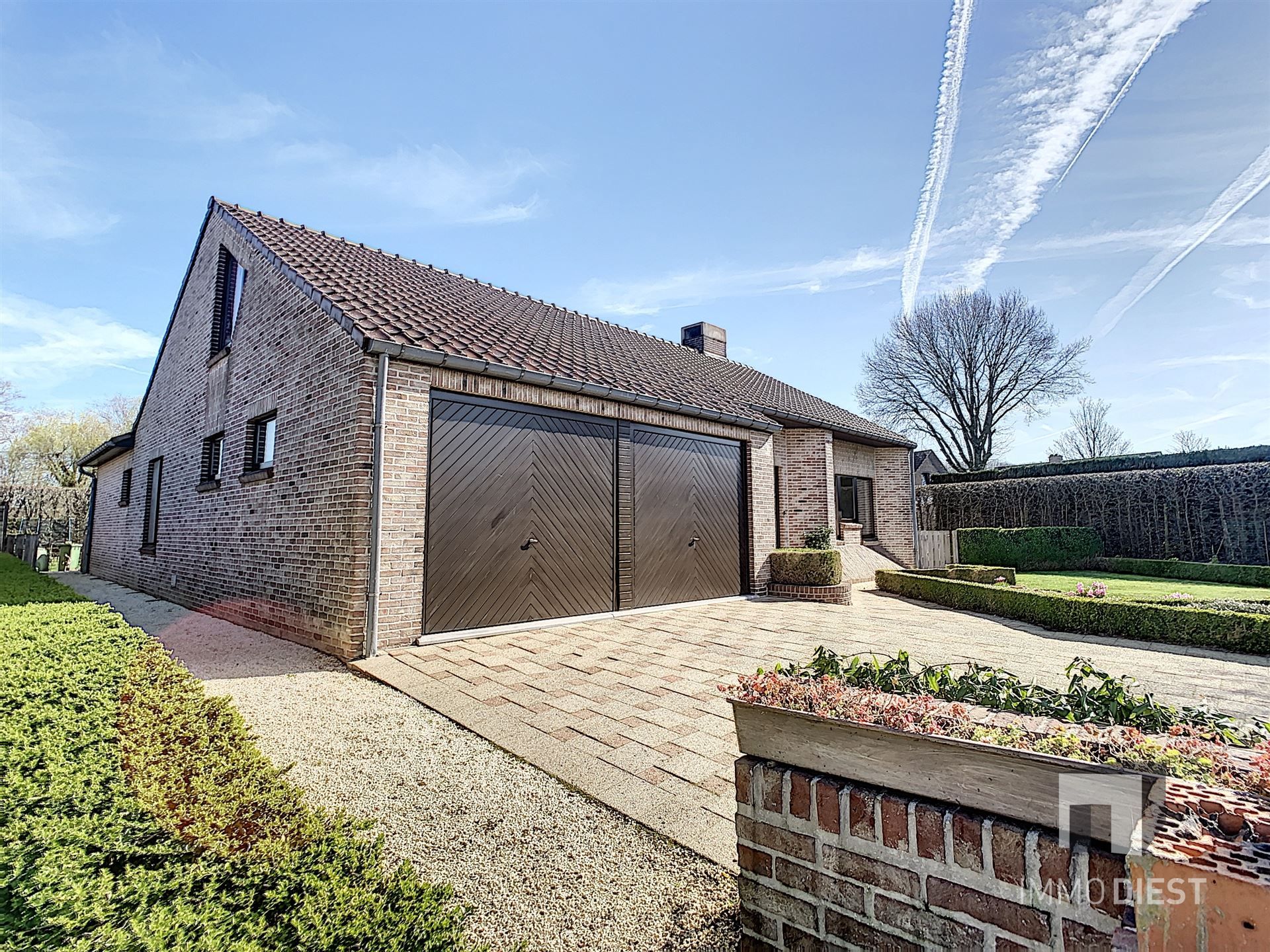 Ruime woning met 4 slaapkamers foto {{pictureIndex}}