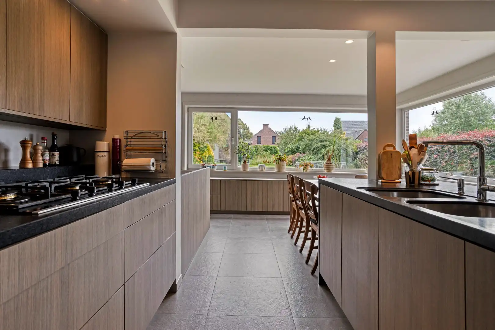 Prachtige, uiterst verzorgde villa met oogverblindende tuin op 903 m2! foto 8