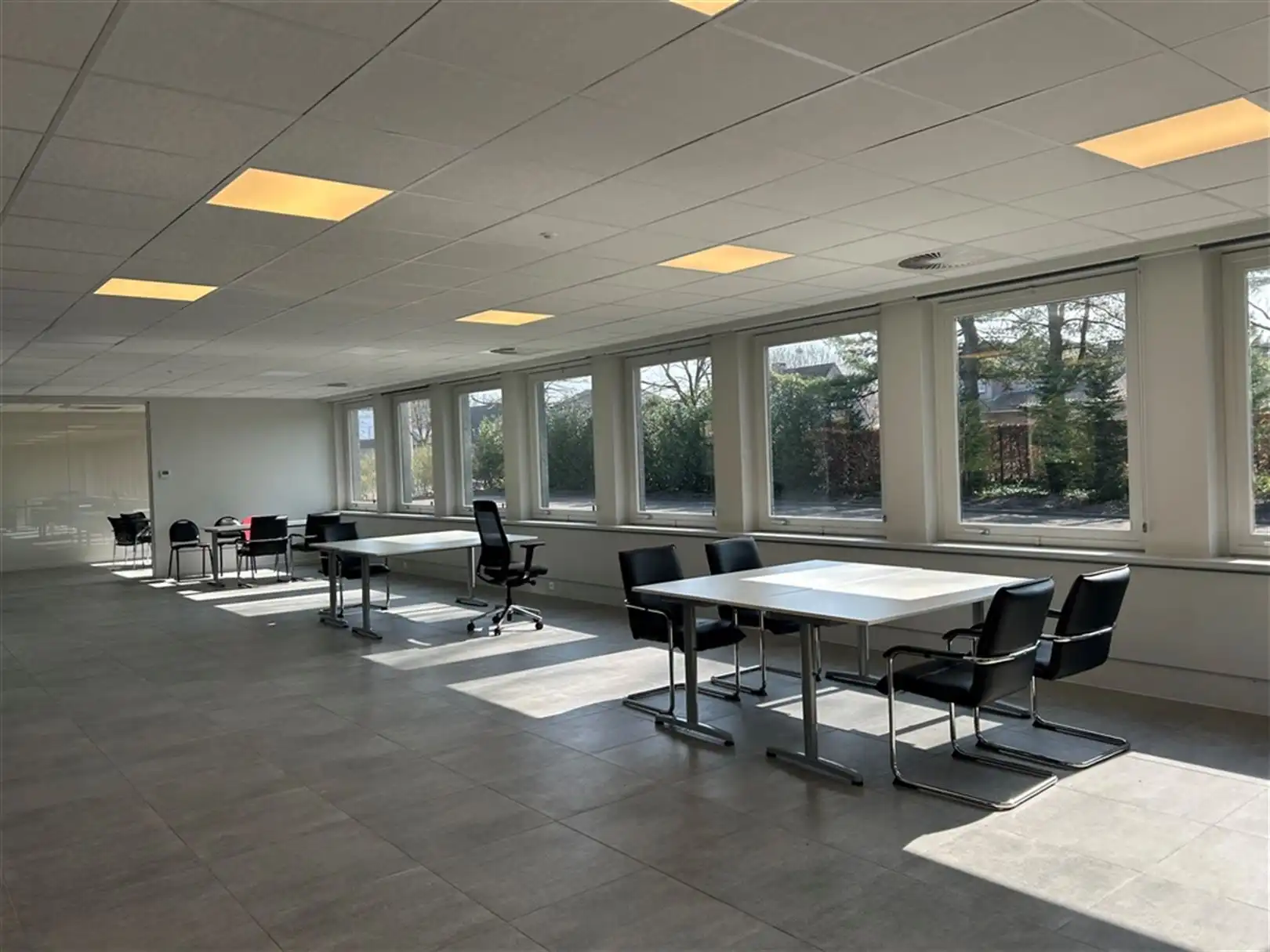 Multifunctioneel kantoorgebouw met veel parking te Houthalen foto 16