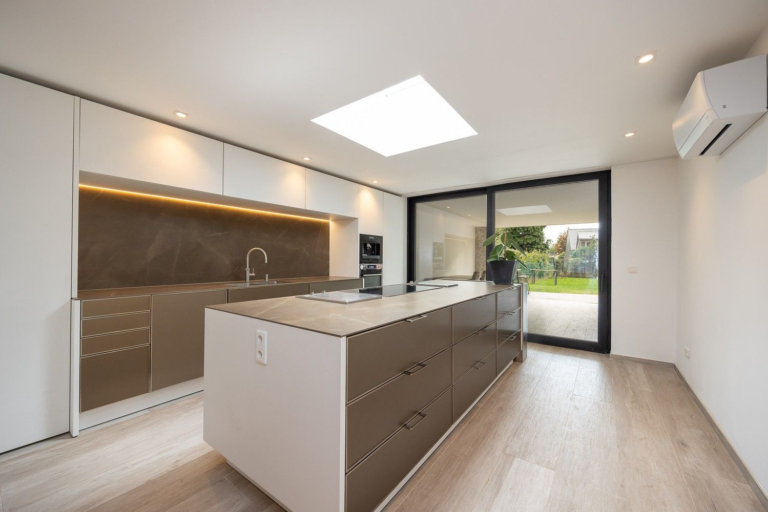Stijlvol gerenoveerde woning in het hart van ’s-Gravenwezel foto 5