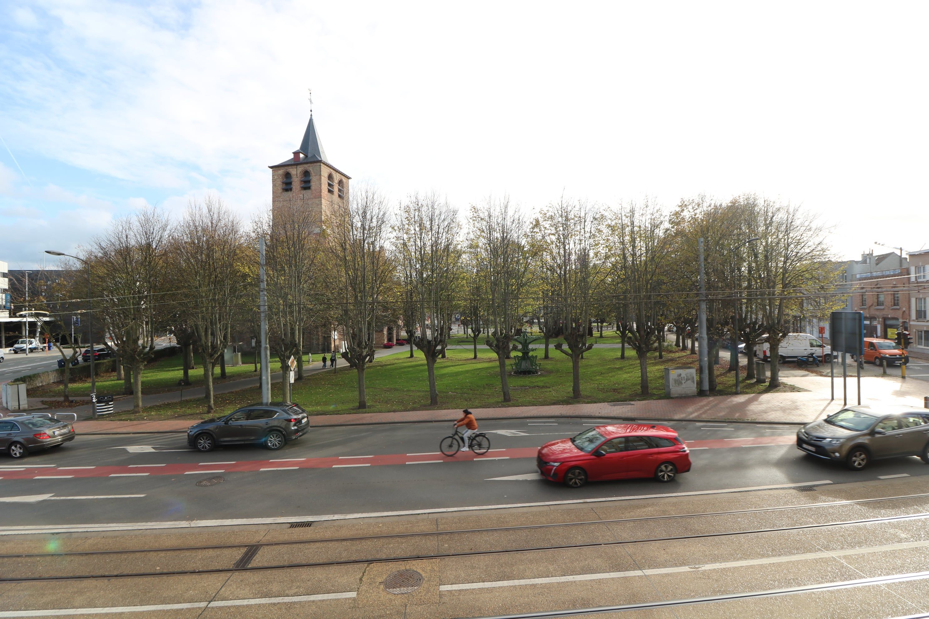 Ruim appartement (97 m²) met 2 grote slaapkamers en twee terrassen, vlakbij station/winkelstraten en met prachtig zicht op het park. foto 16
