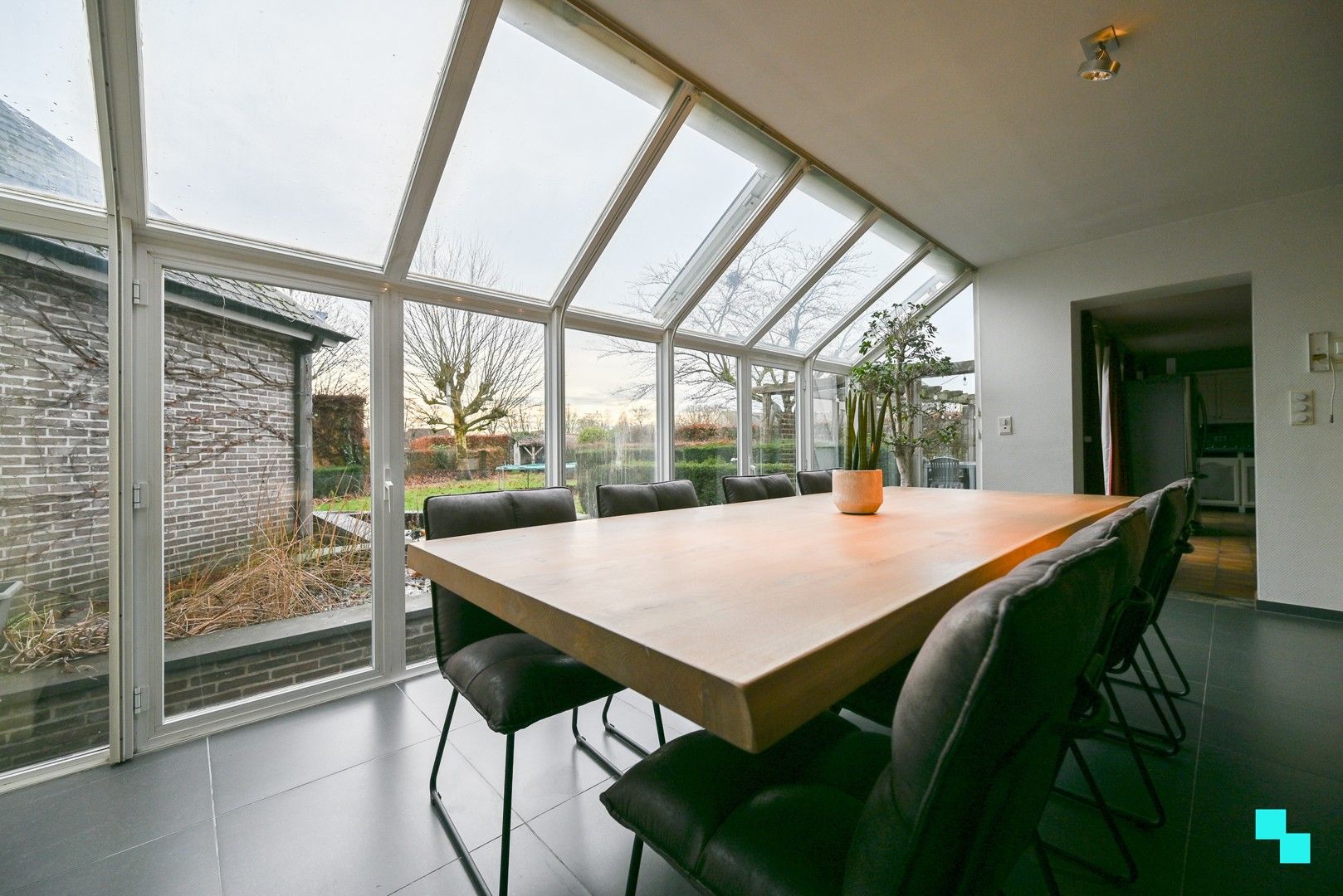 Uitzonderlijke eigendom bestaande uit een gezinswoning & afzonderlijk (kantoor)gebouw te Izegem foto 9