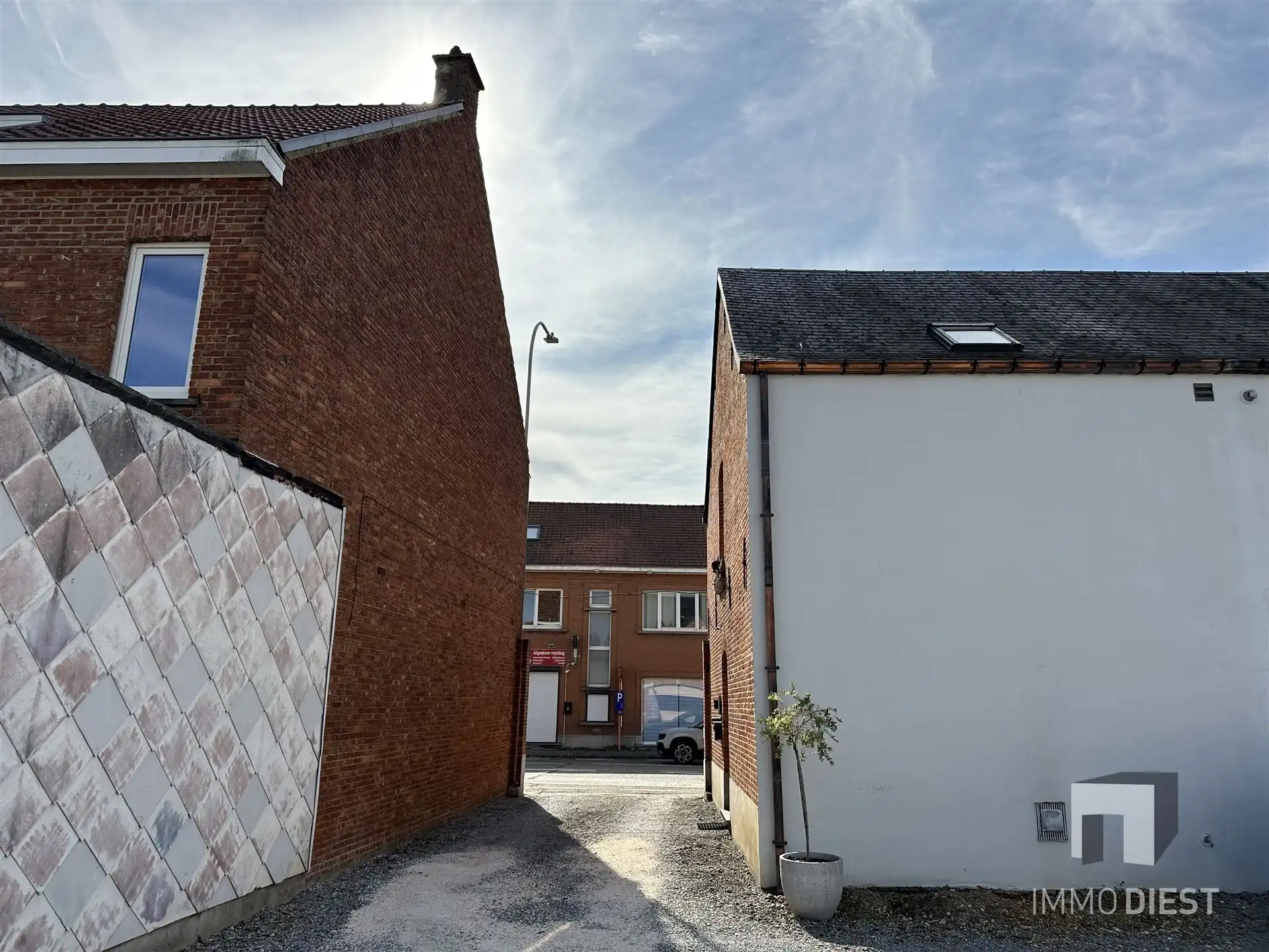 Handelshuis of woning met parking/tuin achteraan foto 20