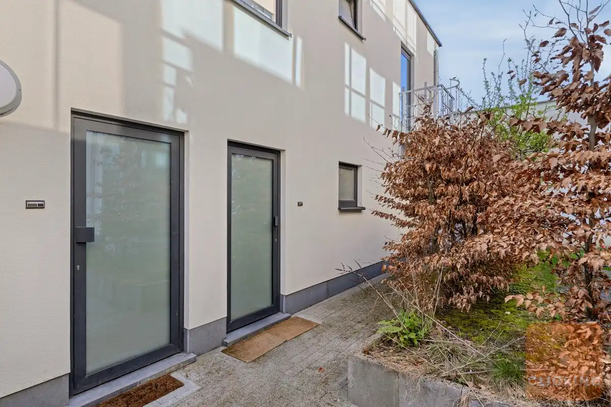 Stijlvol en recent appartement met tuin en patio foto 23