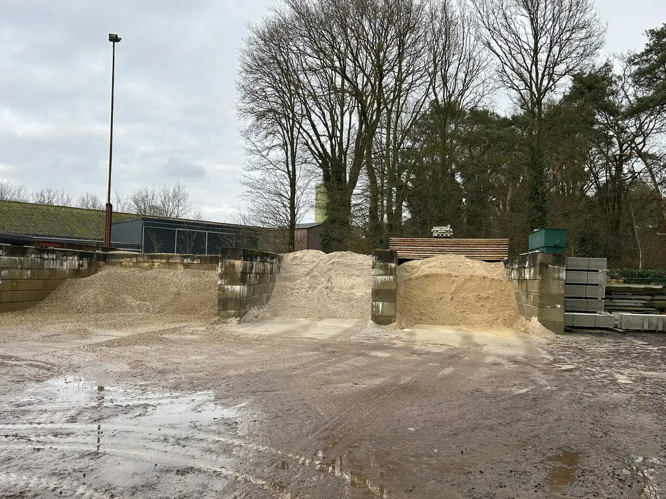 BEDRIJGSPANDEN MET KANTOREN EN MACHINES EN ROLLEND MATERIEEL foto 19