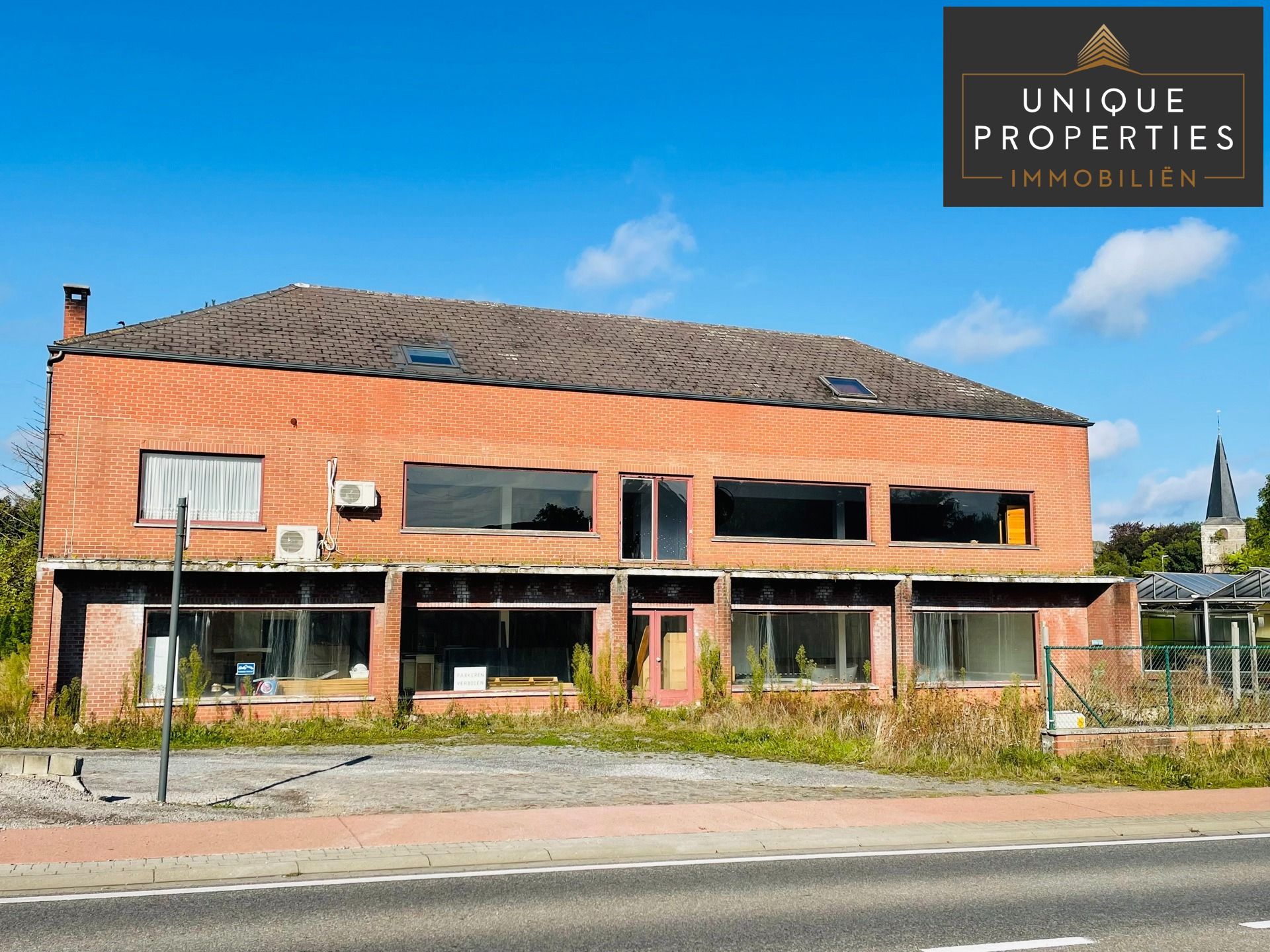 Commerciële ruimte te koop foto {{pictureIndex}}