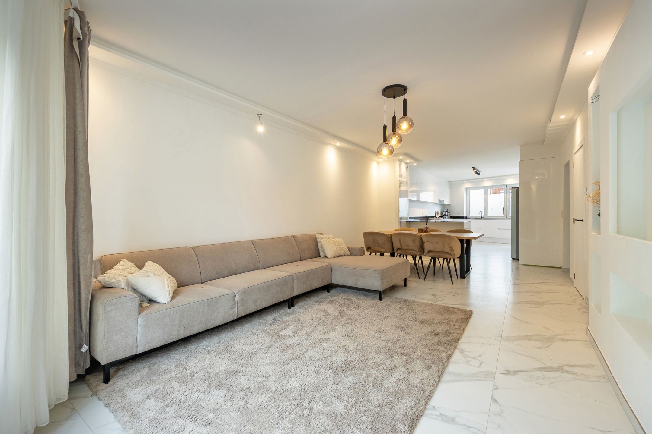 MERKSEM - Centraal gelegen ruim familie appartement met zonnig terras! foto {{pictureIndex}}
