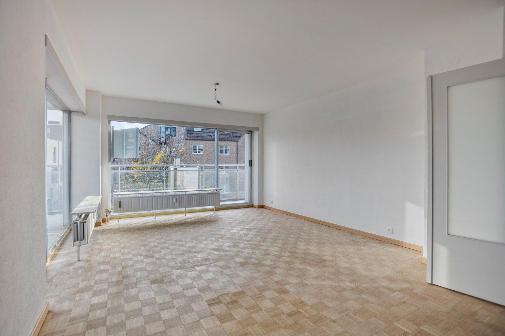 Gerenoveerd appartement met 3 slaapkamers, ruim terras, kelderberging en garagebox – EPC 188 kWh/m² - bewoonbare opp. 98 m² foto {{pictureIndex}}