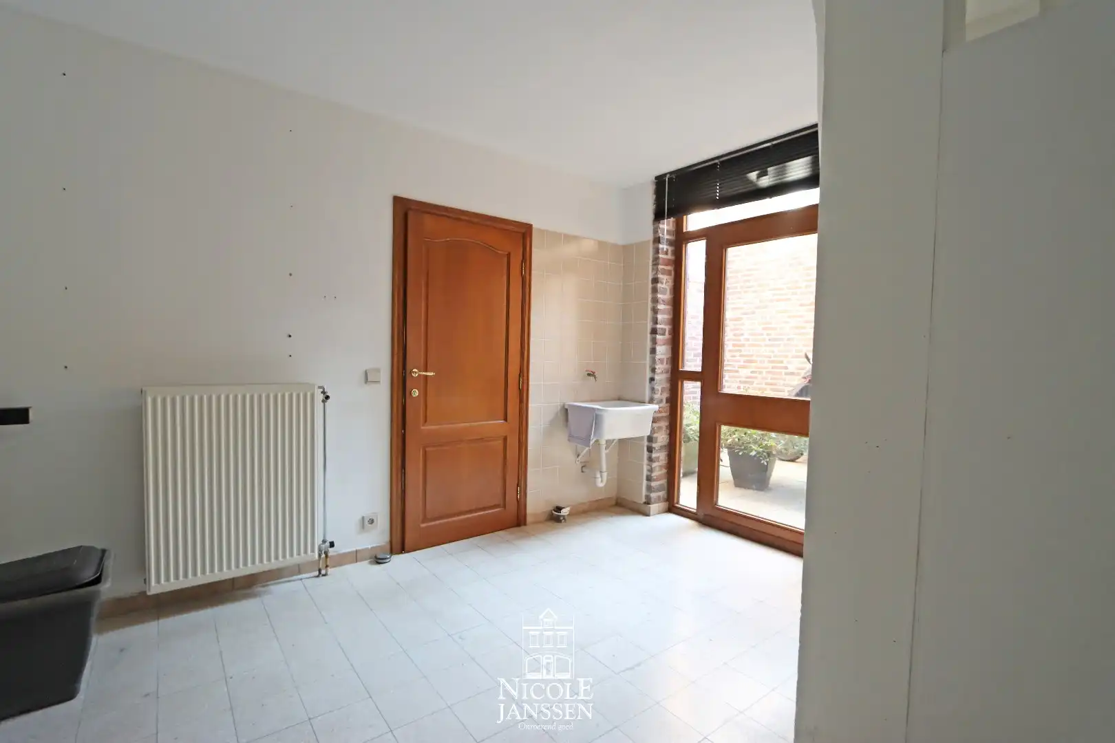 Luchtig gelijkvloers handelspand met kantoor/opslagruimte en kelder foto 8