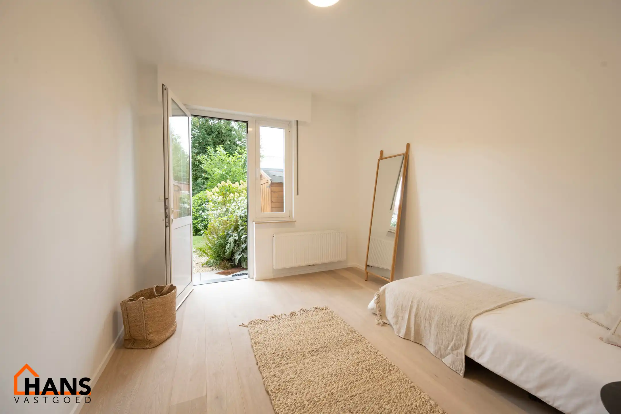 Gerenoveerd gelijkvloers appartement met 2 tuinen en garage. foto 19