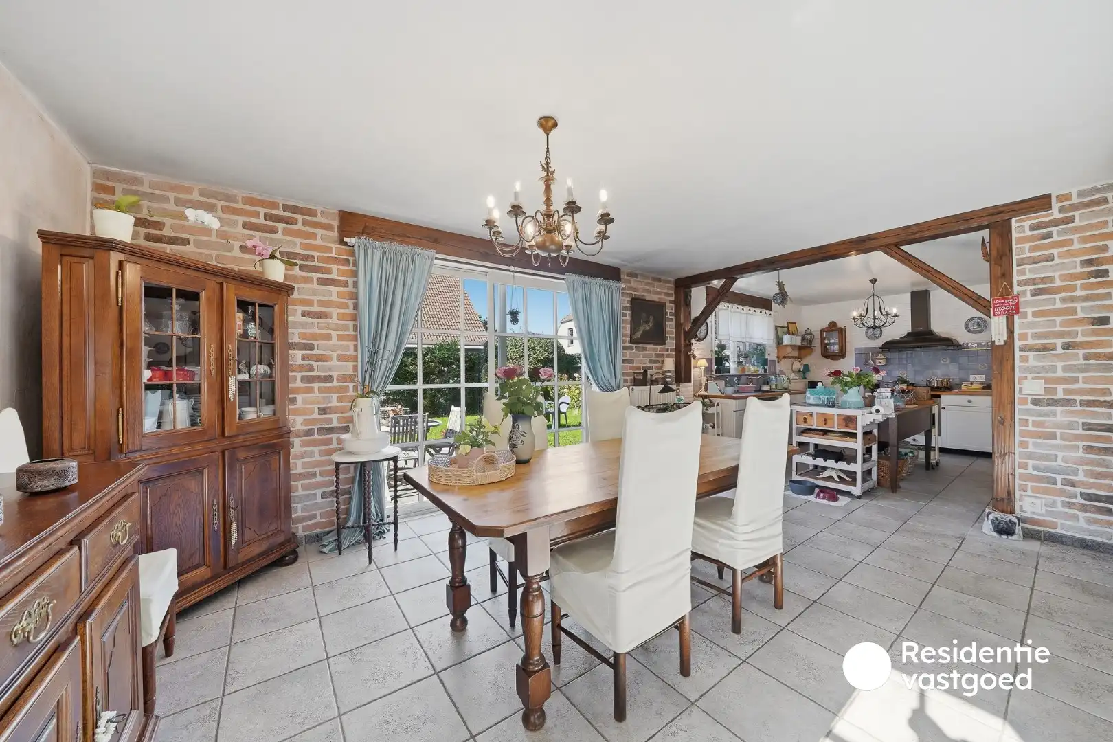 Ruime alleenstaande woning met 4 slaapkamers in rustige omgeving foto 6
