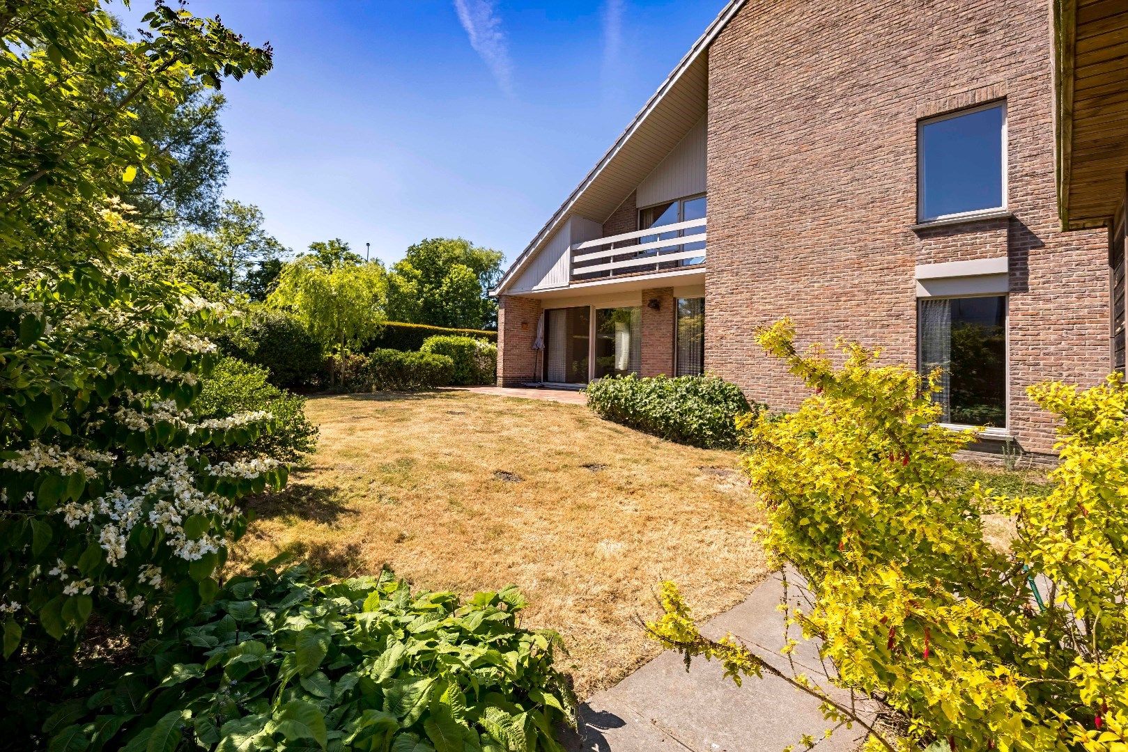 Ruime villa met 4 slaapkamers en grote tuin op gunstige locatie! foto 9