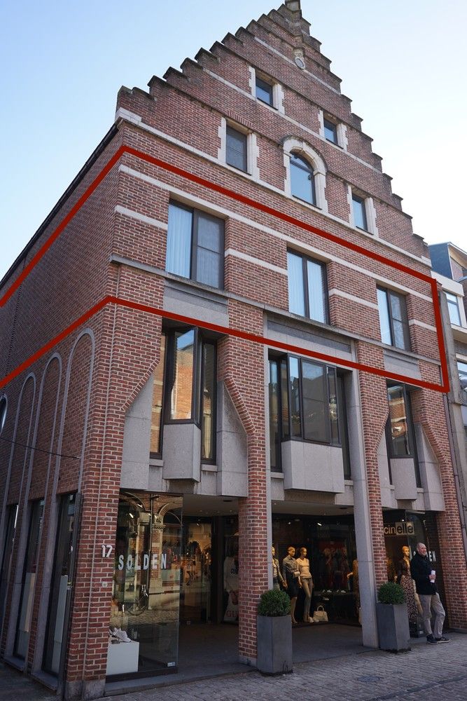 Ruim vernieuwd appartement op TOPLOCATIE met garage! foto {{pictureIndex}}