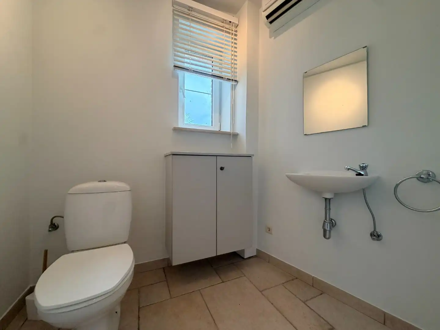 Bijzonder charmante benedenwoonst met 1 slaapkamer, veranda, terras en twee autostandplaatsen foto 9