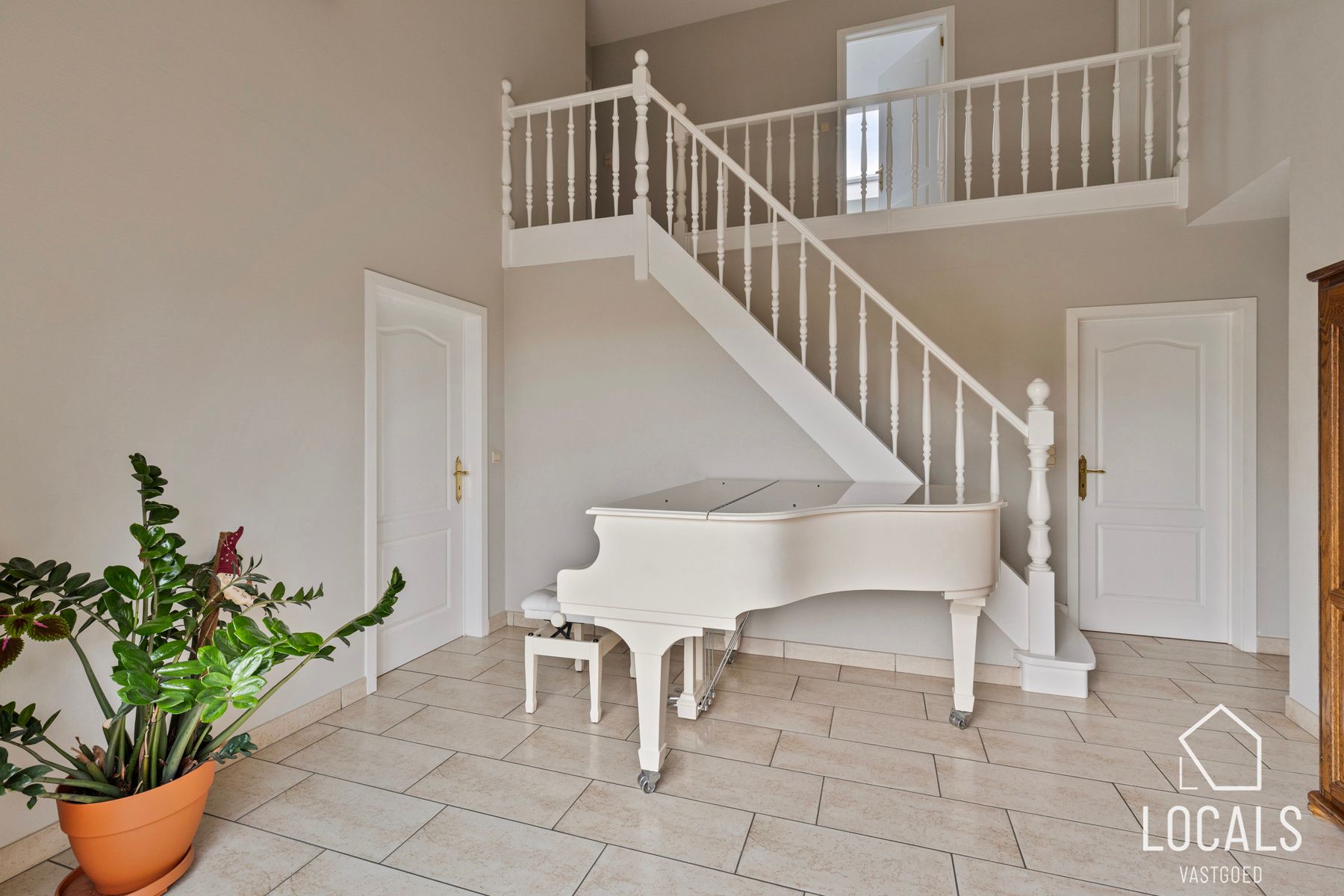 Prachtige eigendom met paardenstallen, zwembad en wellness  foto 8