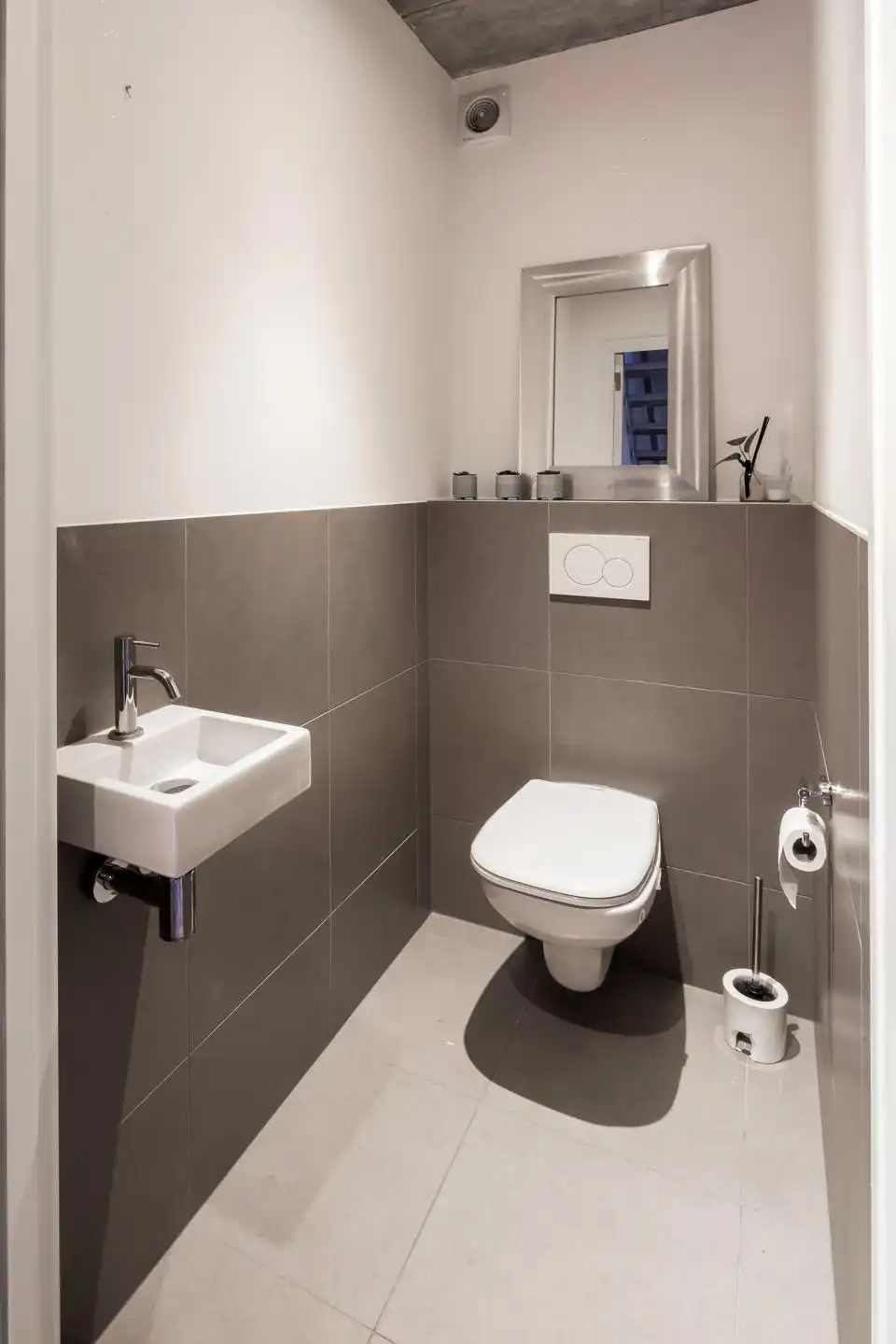 Modern gebouw met handelsgelijksvloers + duplex 1slpk app. foto 21