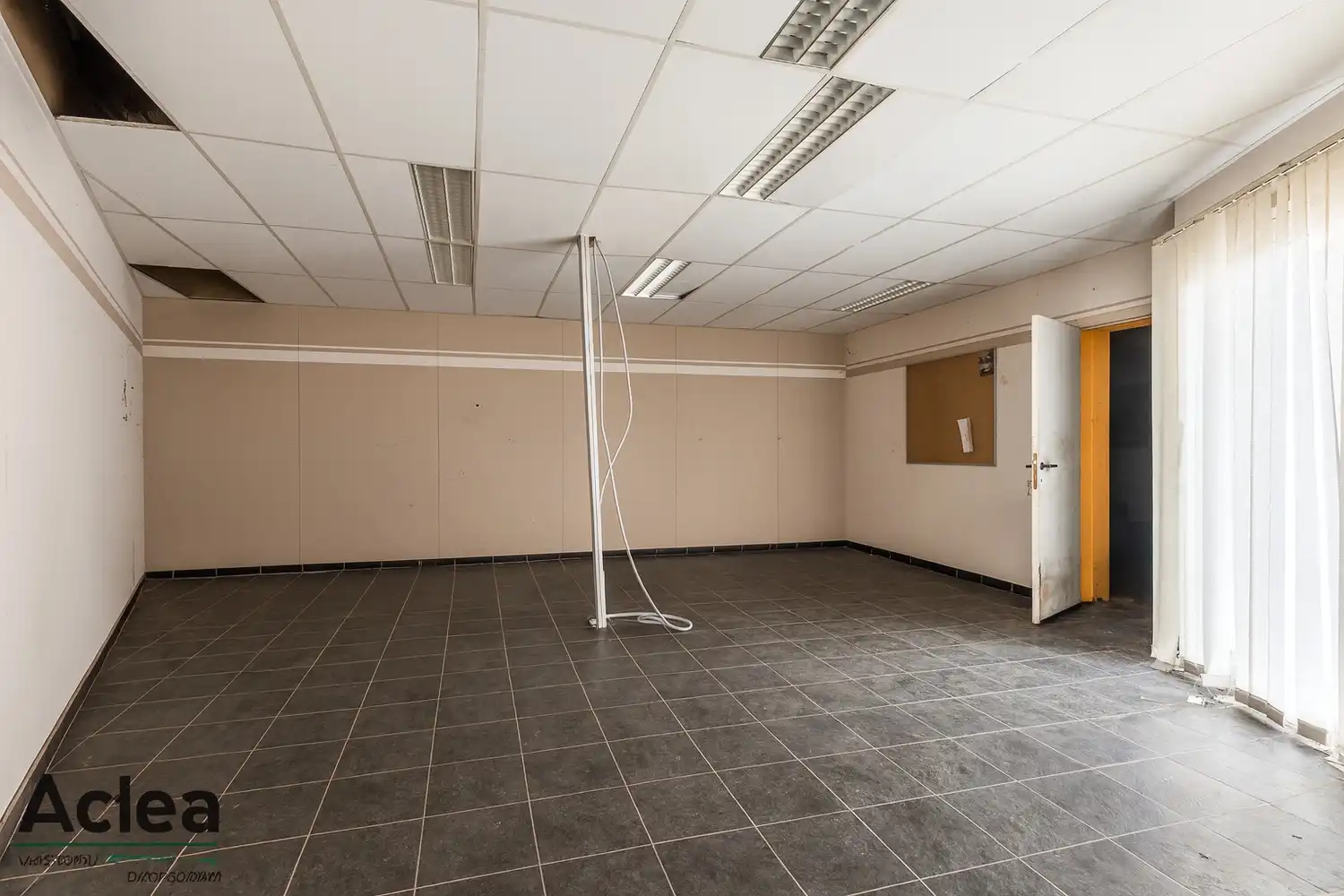 Te renoveren woning met grote magazijnruimte en veel potentieel foto 19