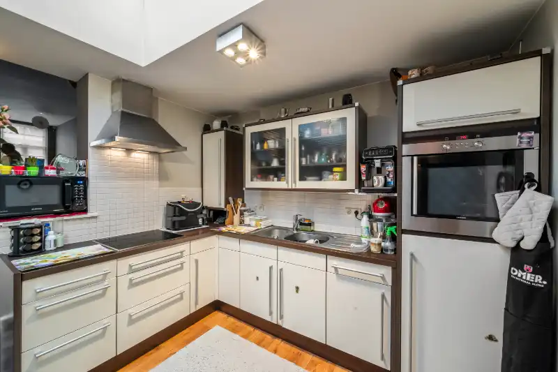 Roeselare-stadskern. Polyvalente BURGERWONING / HANDELSHUIS in 2 delen :  exclusief commercieel pand gelijkvloers met tuin en uniek triplex appartement met 2-3 slaapkamers. Verhuurd met mooi rendement ! foto 5
