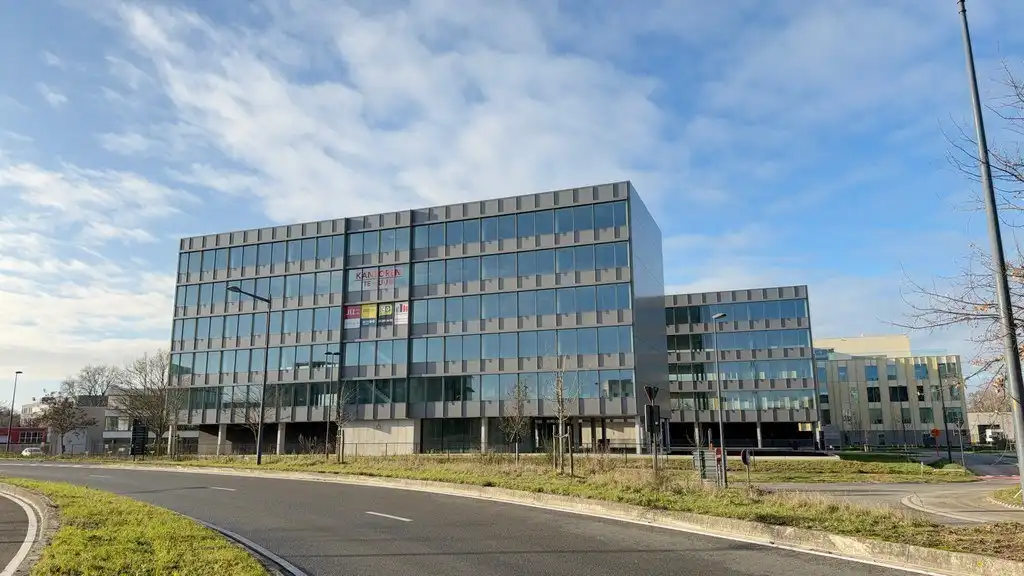Nieuwbouw kantoren te huur aan The Loop in Gent foto 12