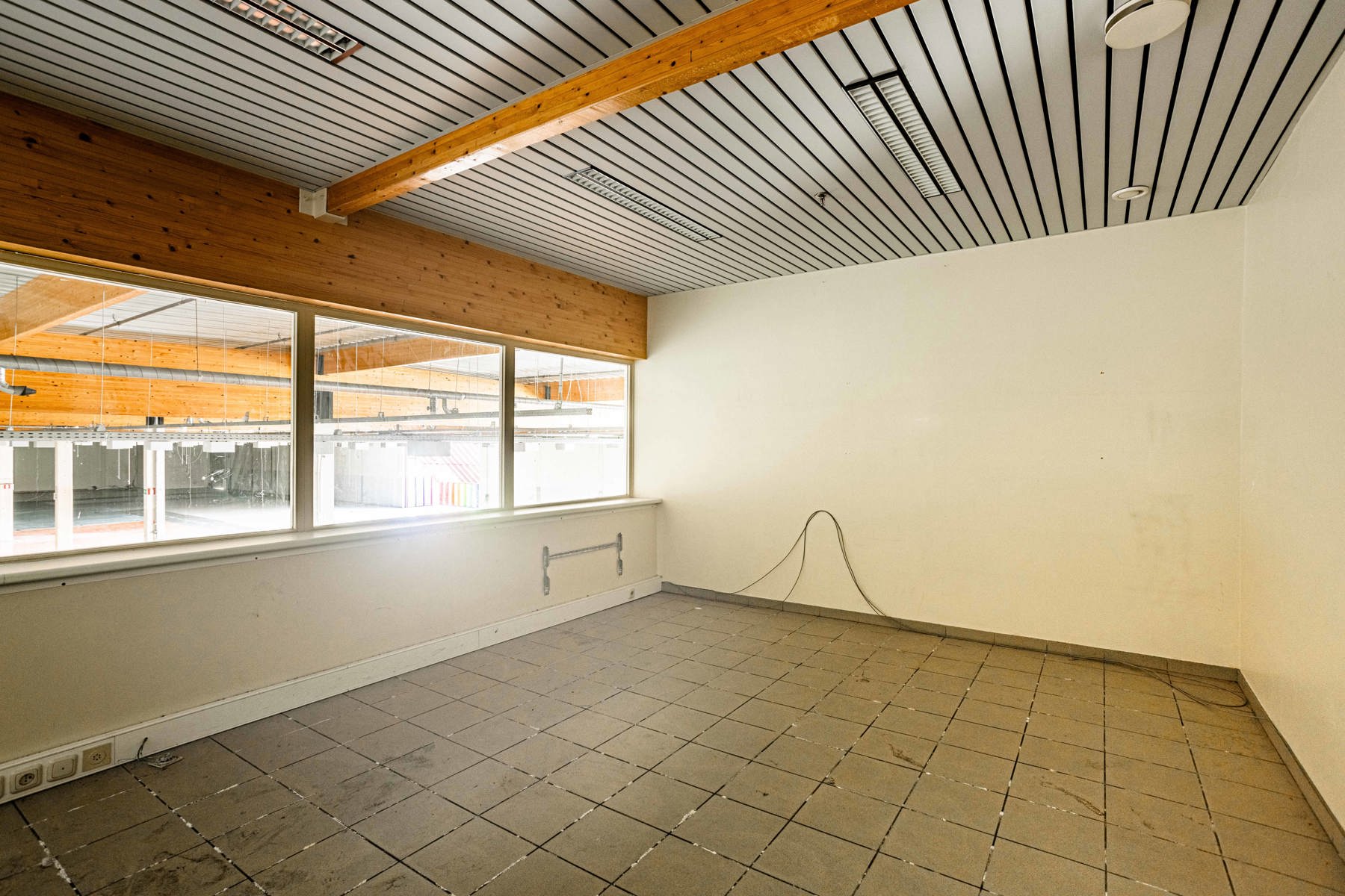 Polyvalent handelspand/kantoren pand op topligging foto 23