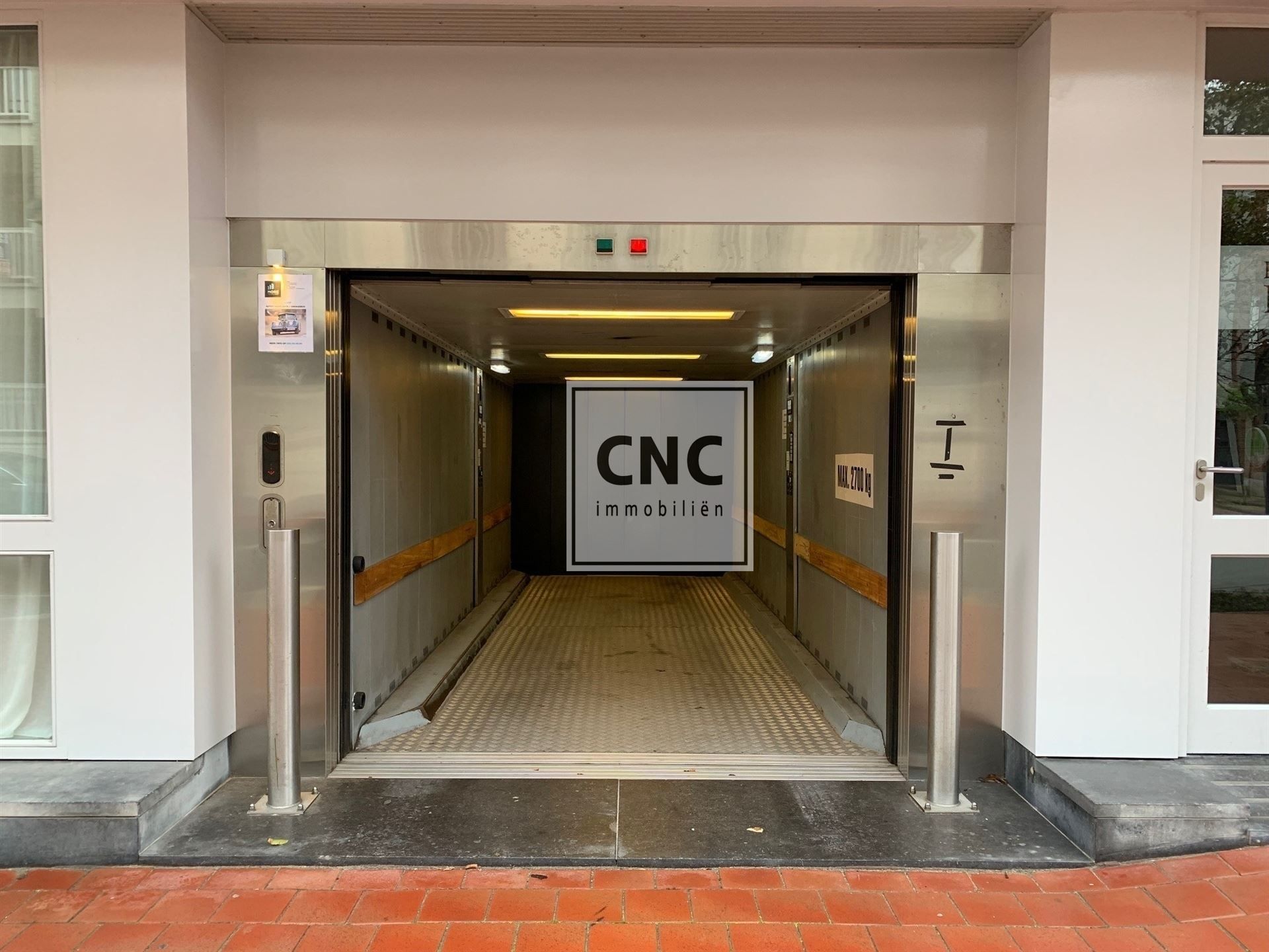 Makkelijk toegankelijke autostandplaats in het centrum van Knokke; op de hoek van de Jef Mennekenslaan met de Zoutelaan. Met autolift. foto 2