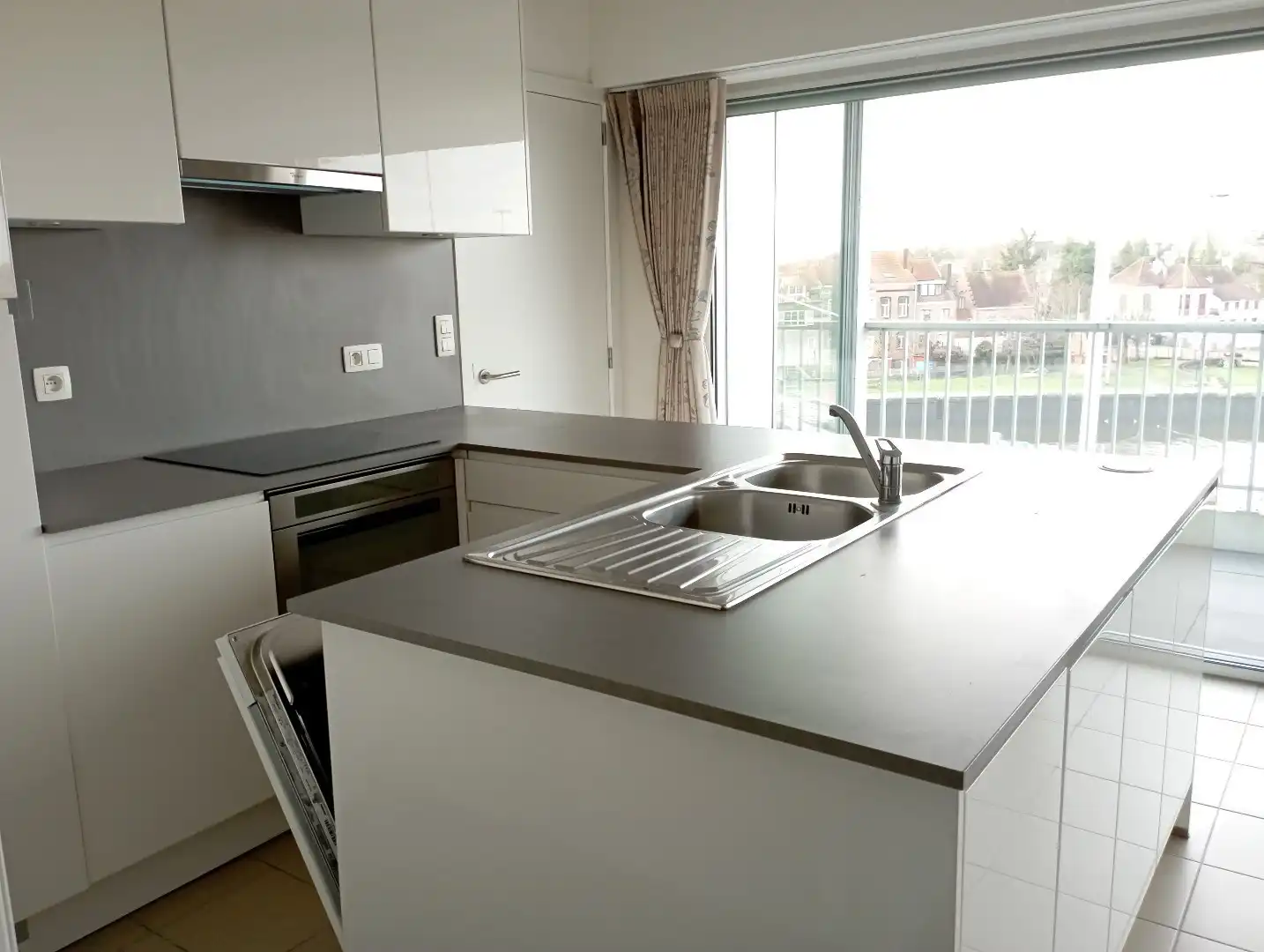 Ruim 2 slaapkamer appartement dichtbij centrum Brugge met autostaanplaats en 2 terrassen foto 3