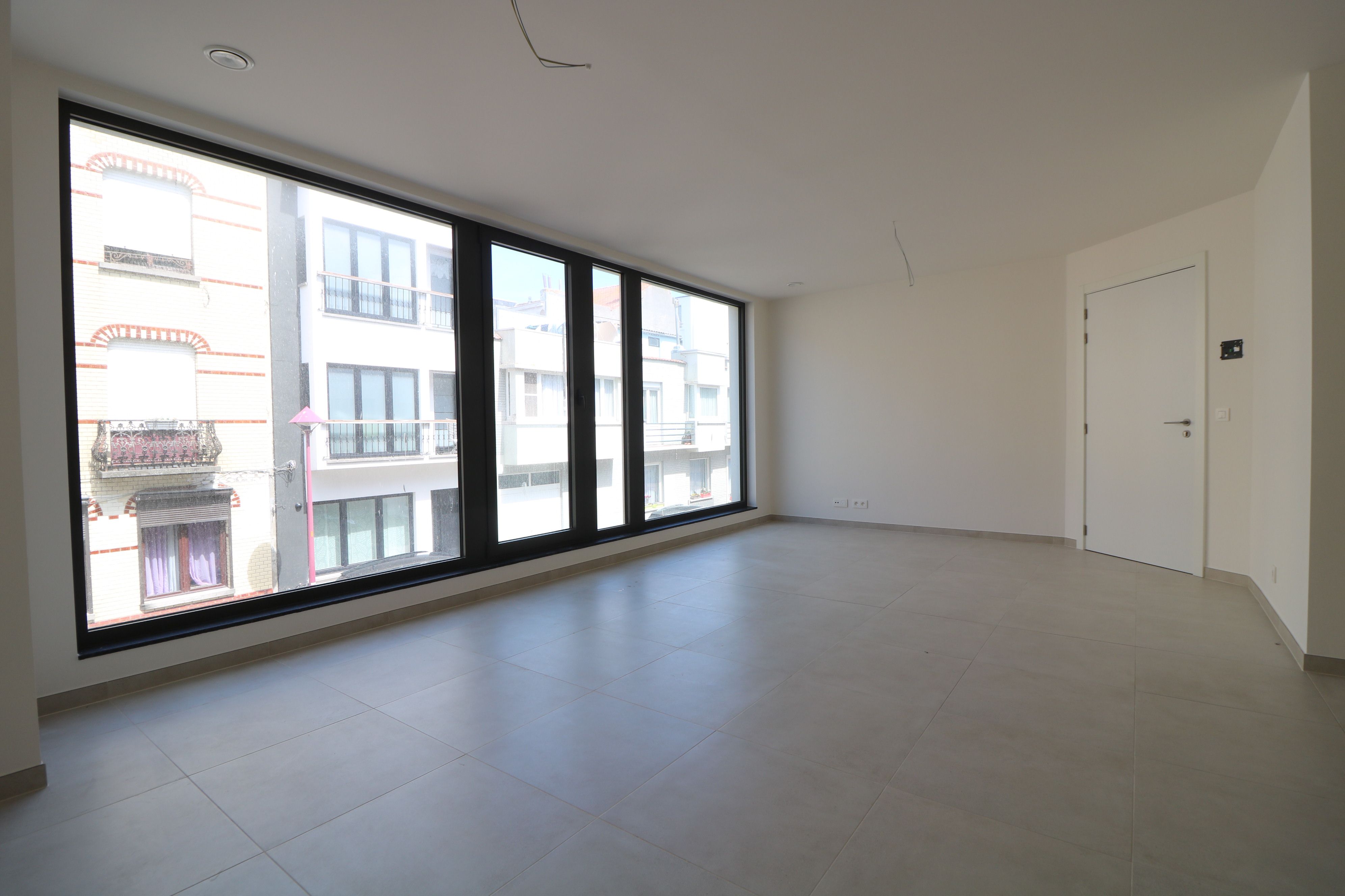 Nieuwbouw appartement met 1 slaapkamer op de eerste verdieping in het centrum van Blankenberge. foto {{pictureIndex}}
