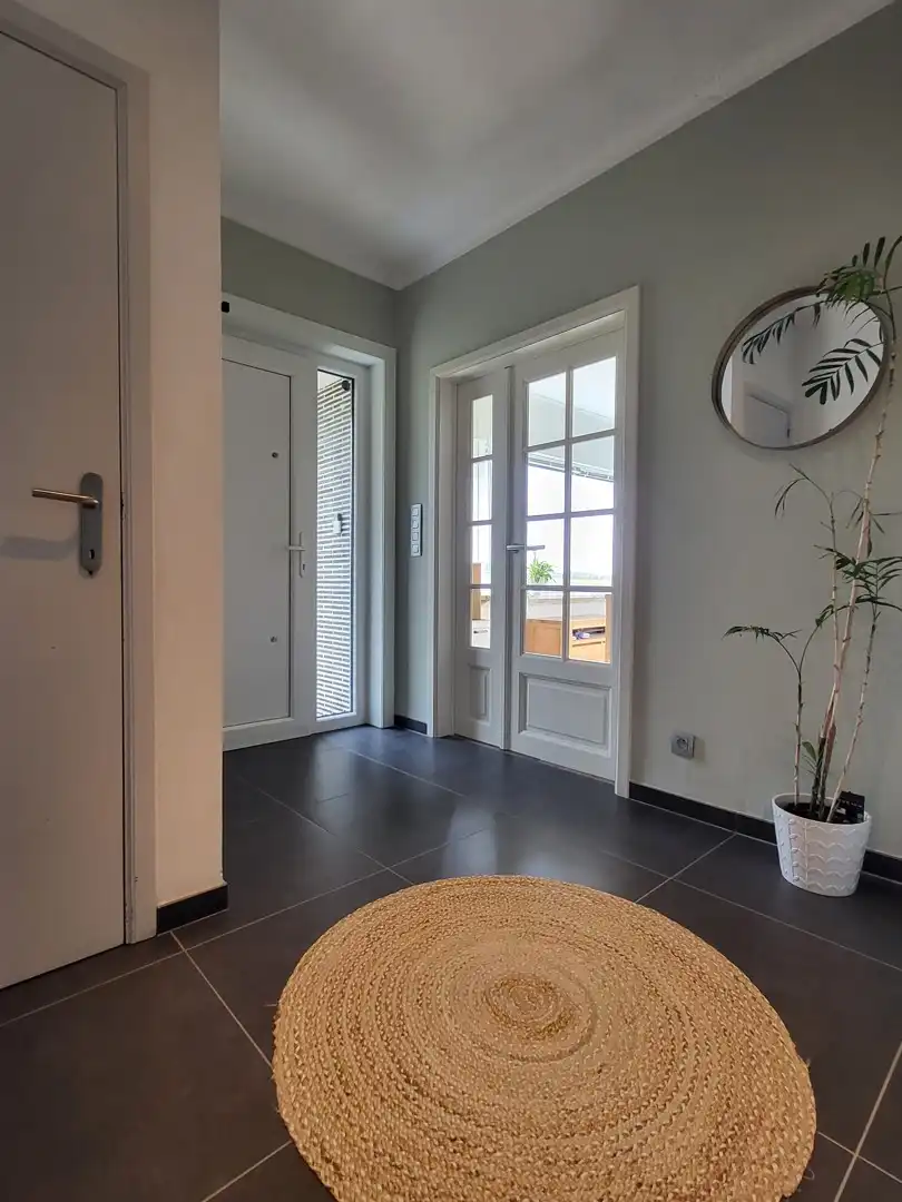 In een landelijke omgeving bevindt zich deze grondig gerenoveerde woning op een mooi perceel van 1.102 m². foto 8