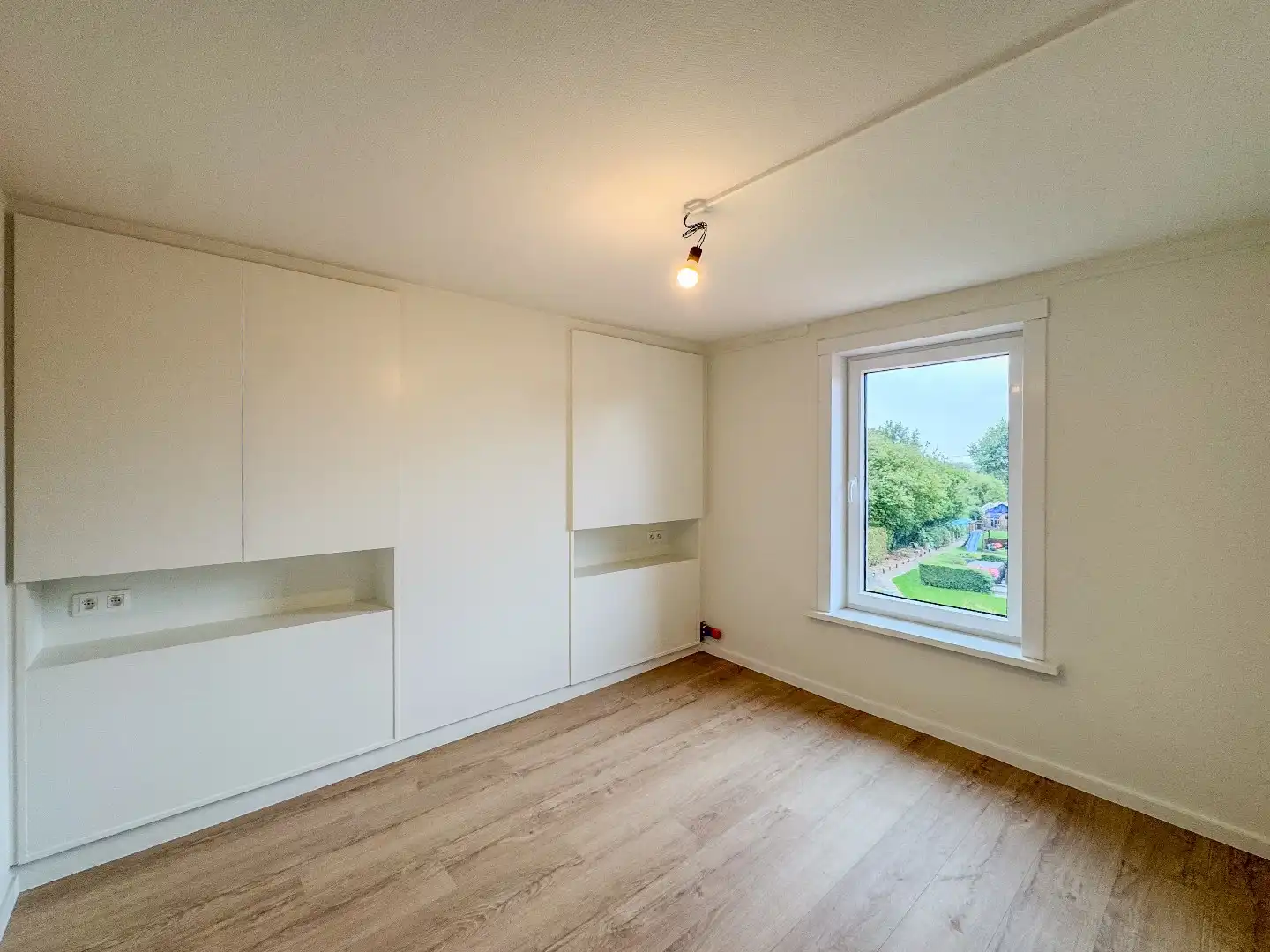 Gezellige woning met 2 slaapkamers, dressing en tuin. foto 18