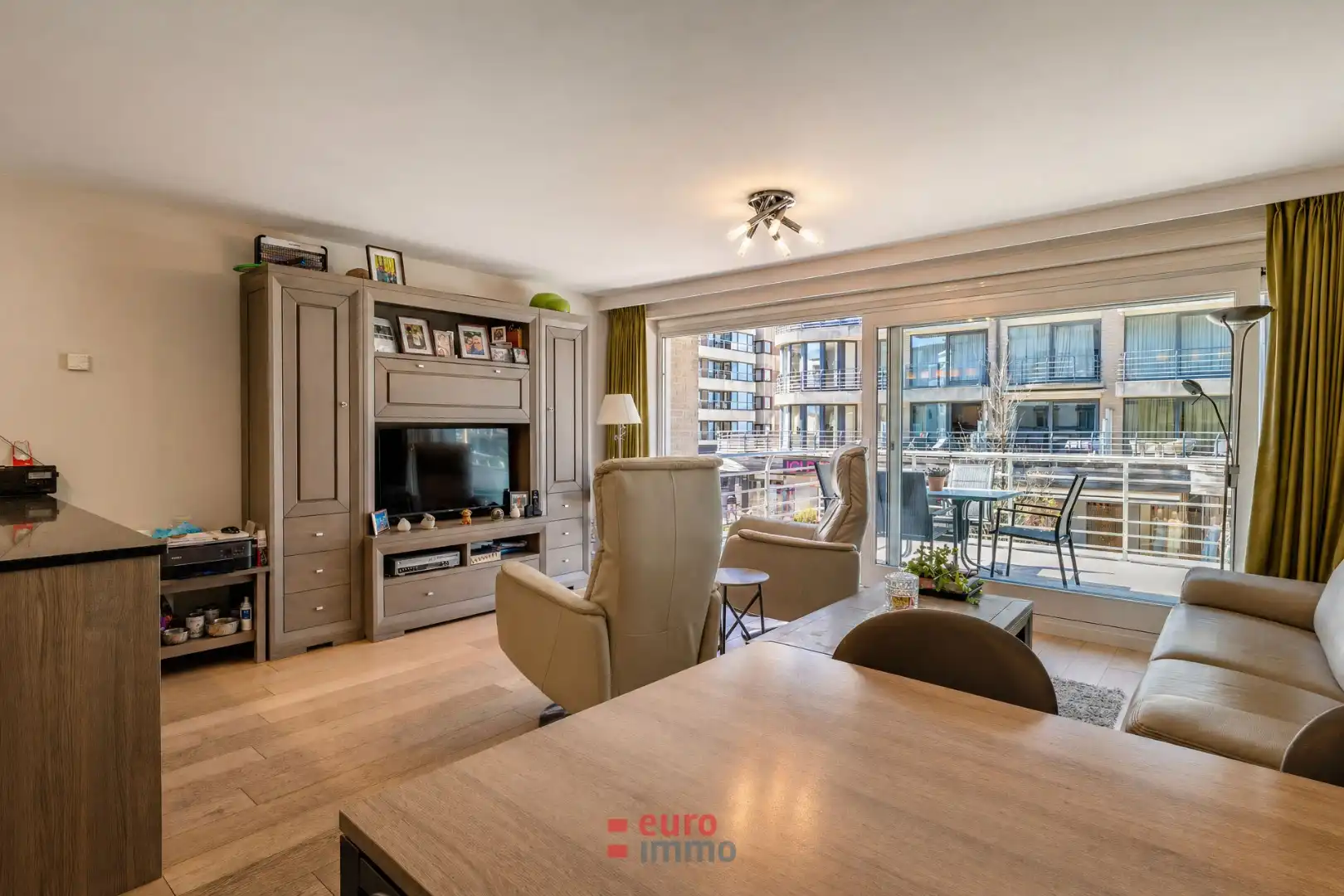 Pal in de winkel/wandelstraat gelegen appartement met 2 slaapkamers én super terras! foto 4