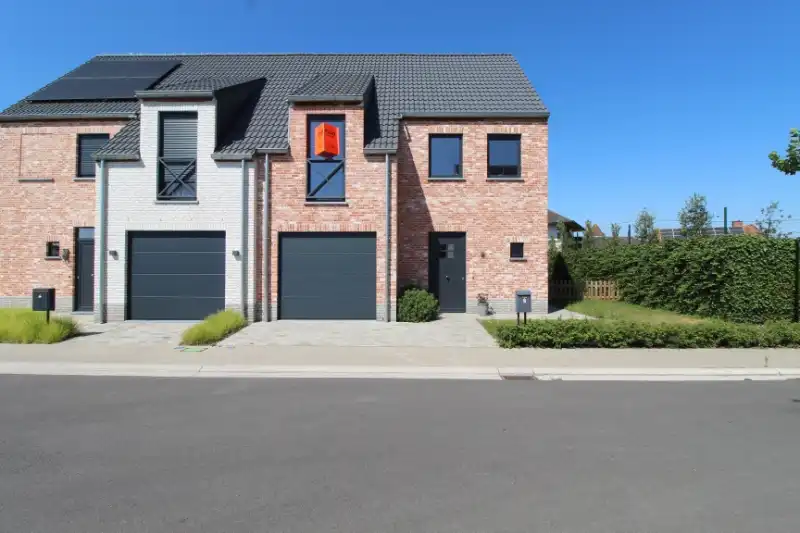 Prachtige halfopen woning in Handzame foto {{pictureIndex}}