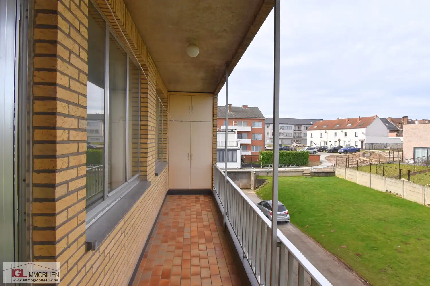 Ruim 2-kamer appartement met terras en autostaanplaats foto 2