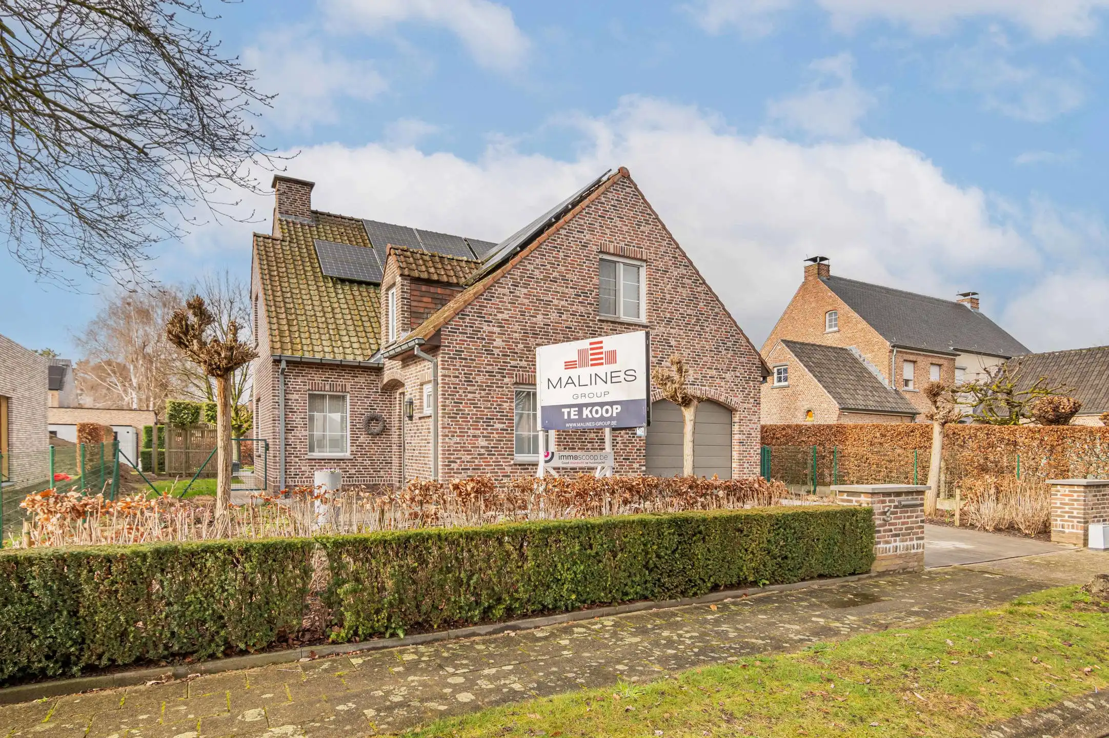 Gezinswoning in landelijke stijl in doodlopende straat foto {{pictureIndex}}