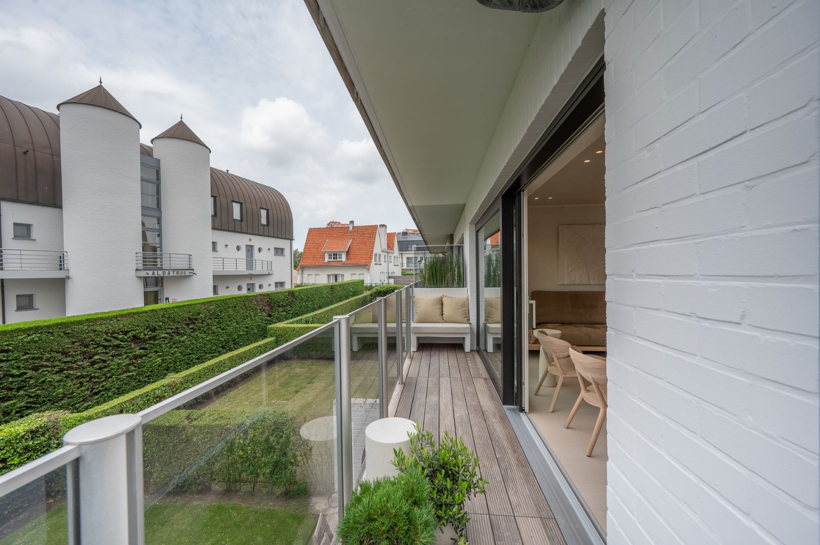 Instapklaar hoekappartement met terrassen op een boogscheut van het strand foto 27