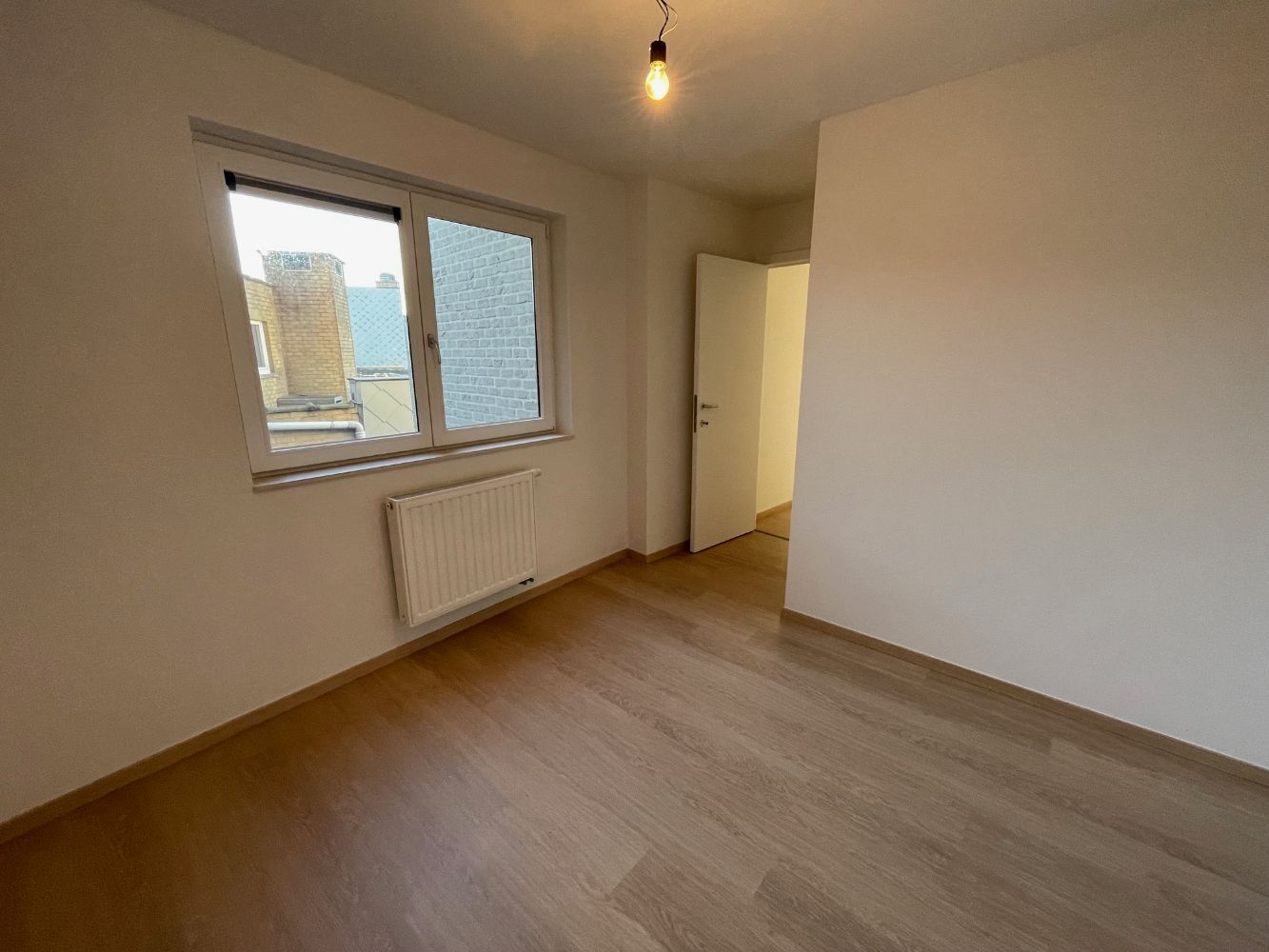 Ruim appartement met drie slaapkamers en twee badkamers( één met douche en één met bad). foto 12