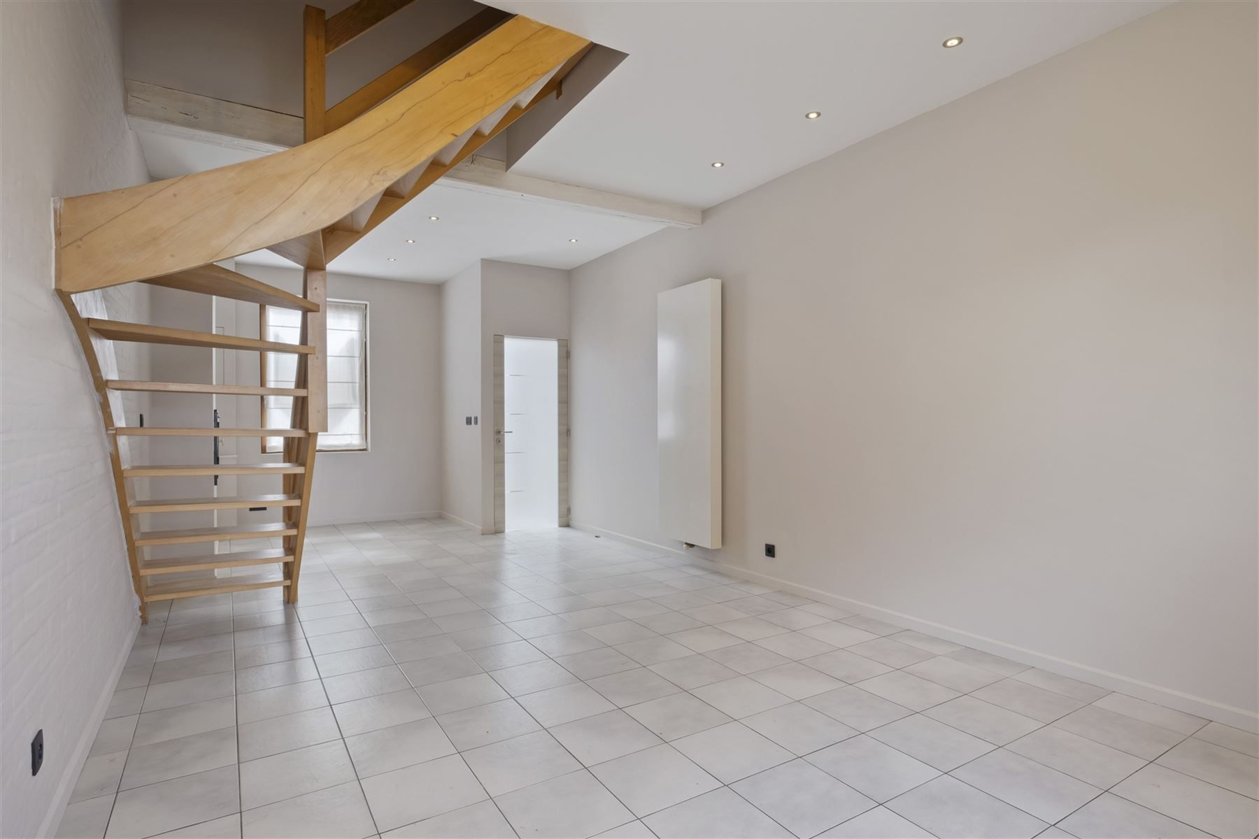 Mooie gerenoveerde woning met 3 slaapkamers en onderhoudsvriendelijke tuin foto 9