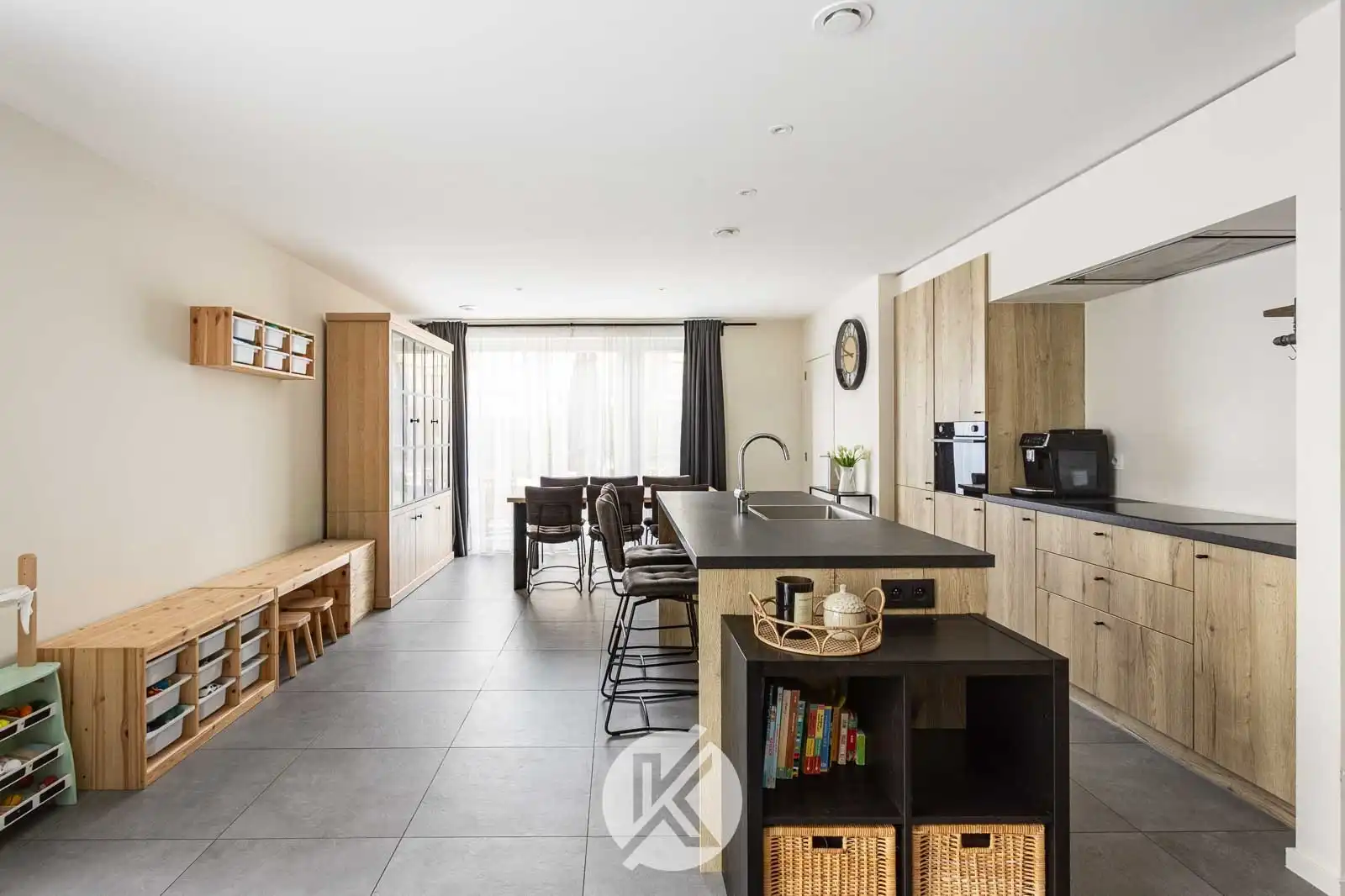 Recente, lichtrijke woning met carport foto 7