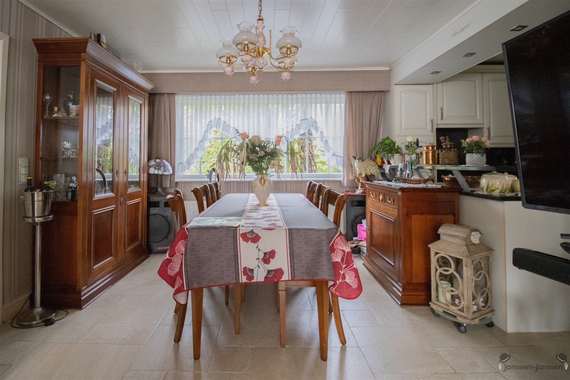 Instapklare woning met 2 slaapkamers, bijgebouwen en zonnig terras in rustige woonwijk foto 7