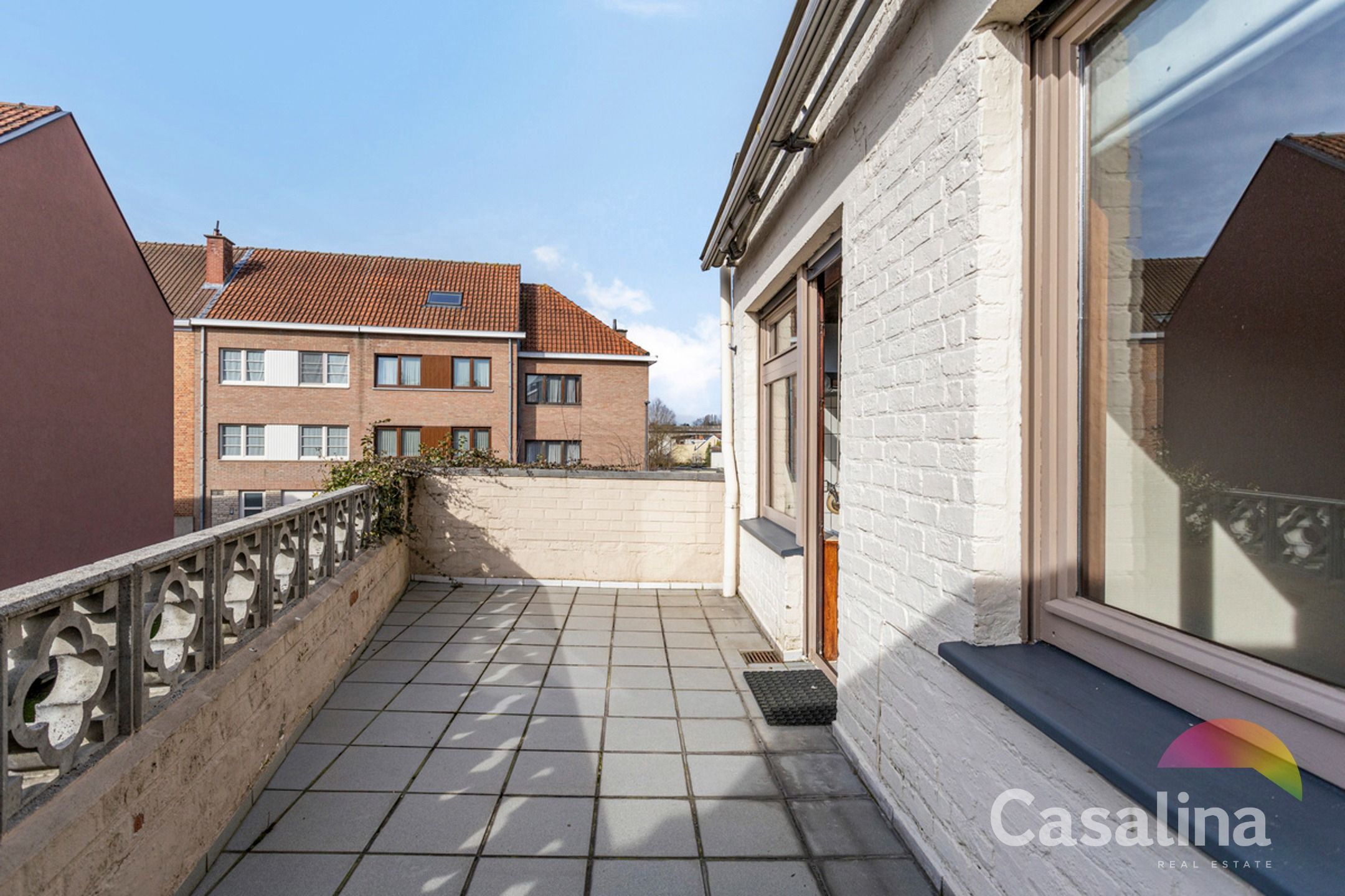 Een ruime te renoveren rijwoning van 207m² met zonnig terras foto {{pictureIndex}}