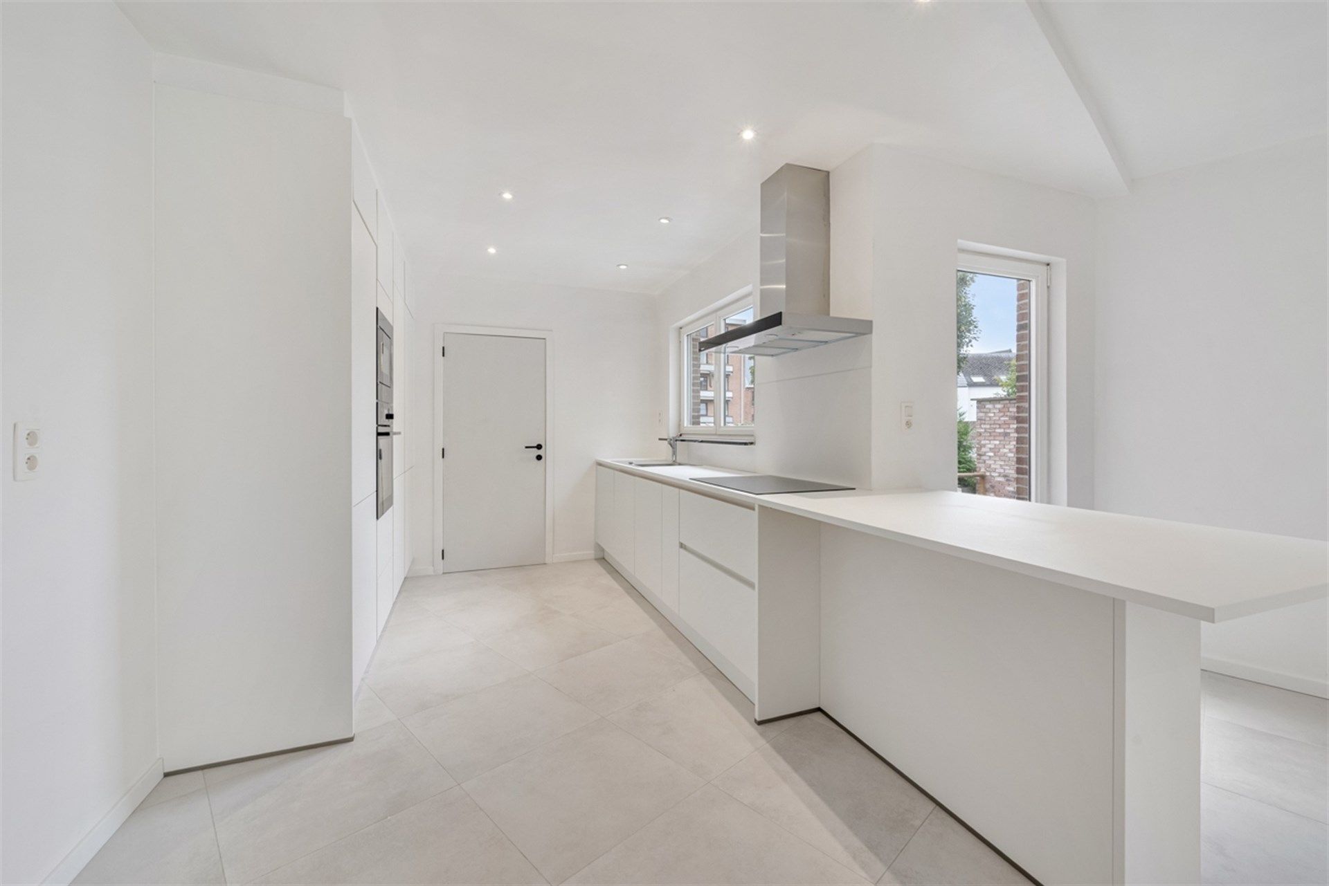 Instapklaar en volledig vernieuwd appartement met ruim terras in het hart van de stad foto 6