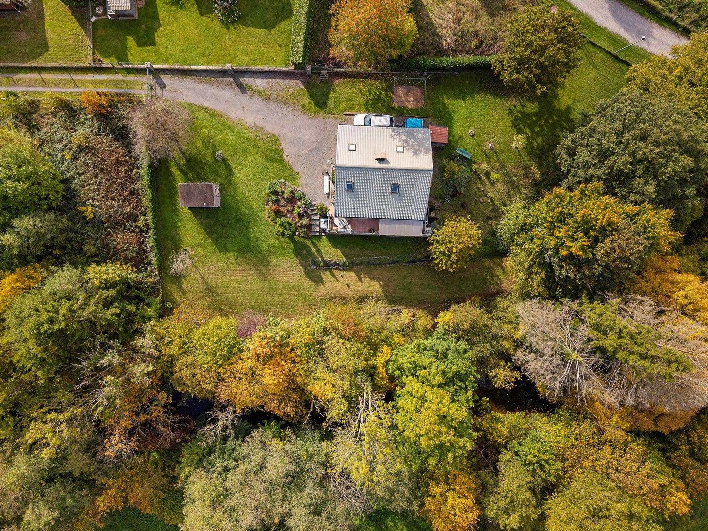 Gezellige chalet met 3 kamers in het vakantiedomein "Le Caillou d'Eau" te Pétigny Couvin met zicht op het riviertje l'Eau Noire - Chalet confortable de 3 chambres dans le domaine de vacances « Le Caillou d'Eau » à Pétigny Couvin avec vue sur la rivière l'Eau Noire foto 2