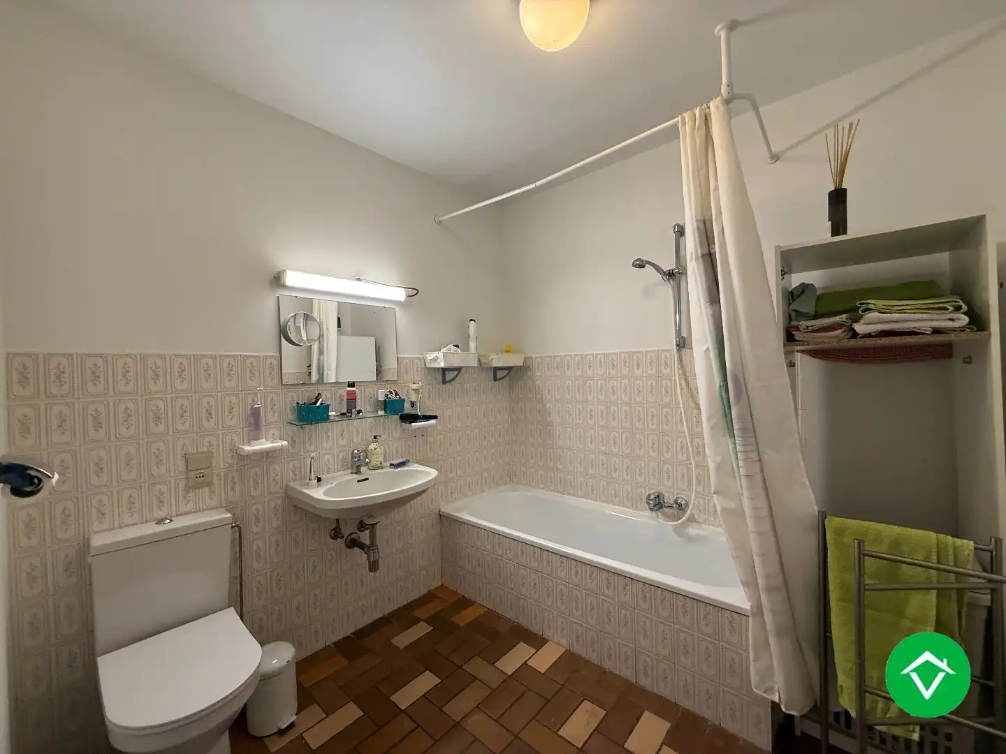 Appartement met twee slaapkamers, terras en autostaanplaats te Roeselare foto 12