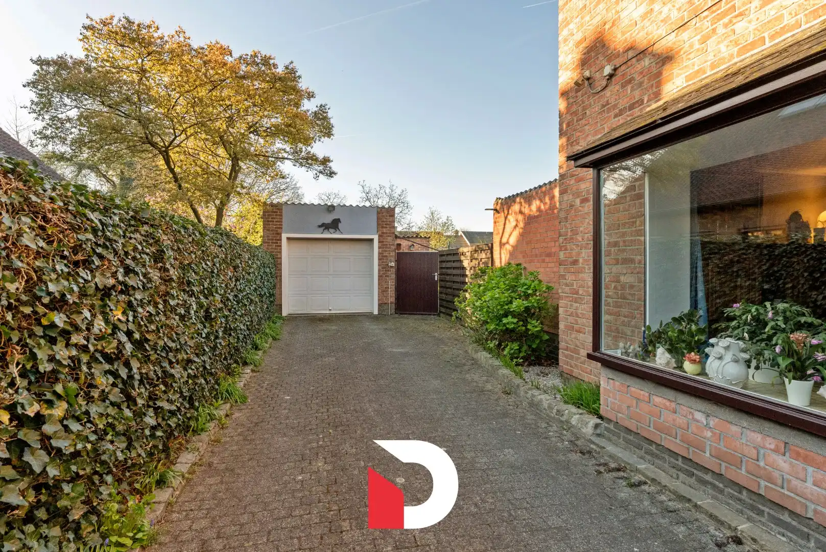 Veelzijdige halfopen woning + atelier op een ruim perceel in een residentiële buurt.  foto 21