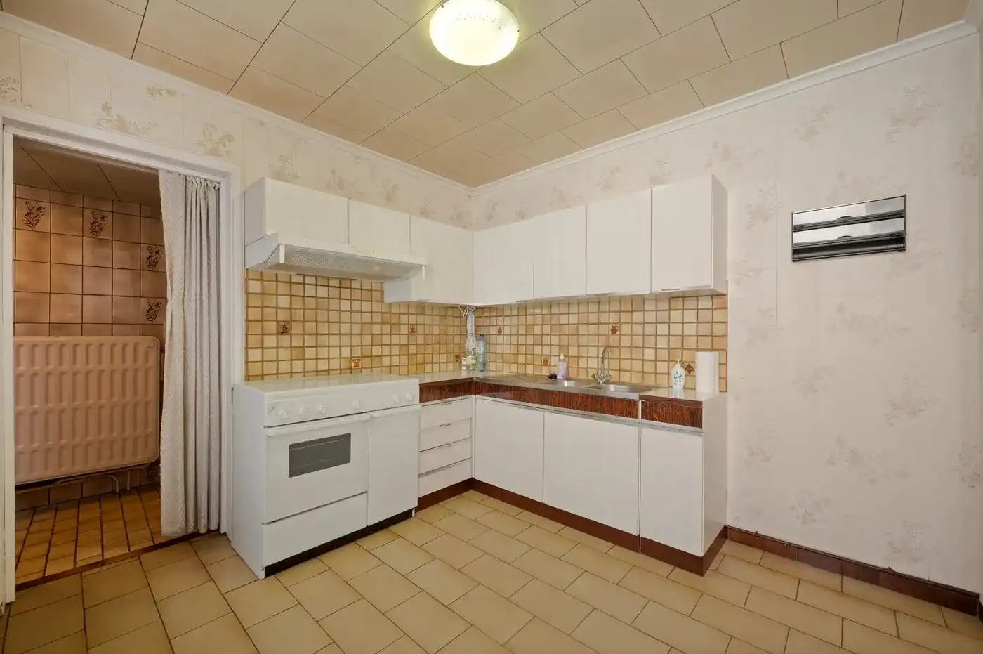 Te renoveren woning met 3 slaapkamers, garage en nabij voorzieningen foto 12