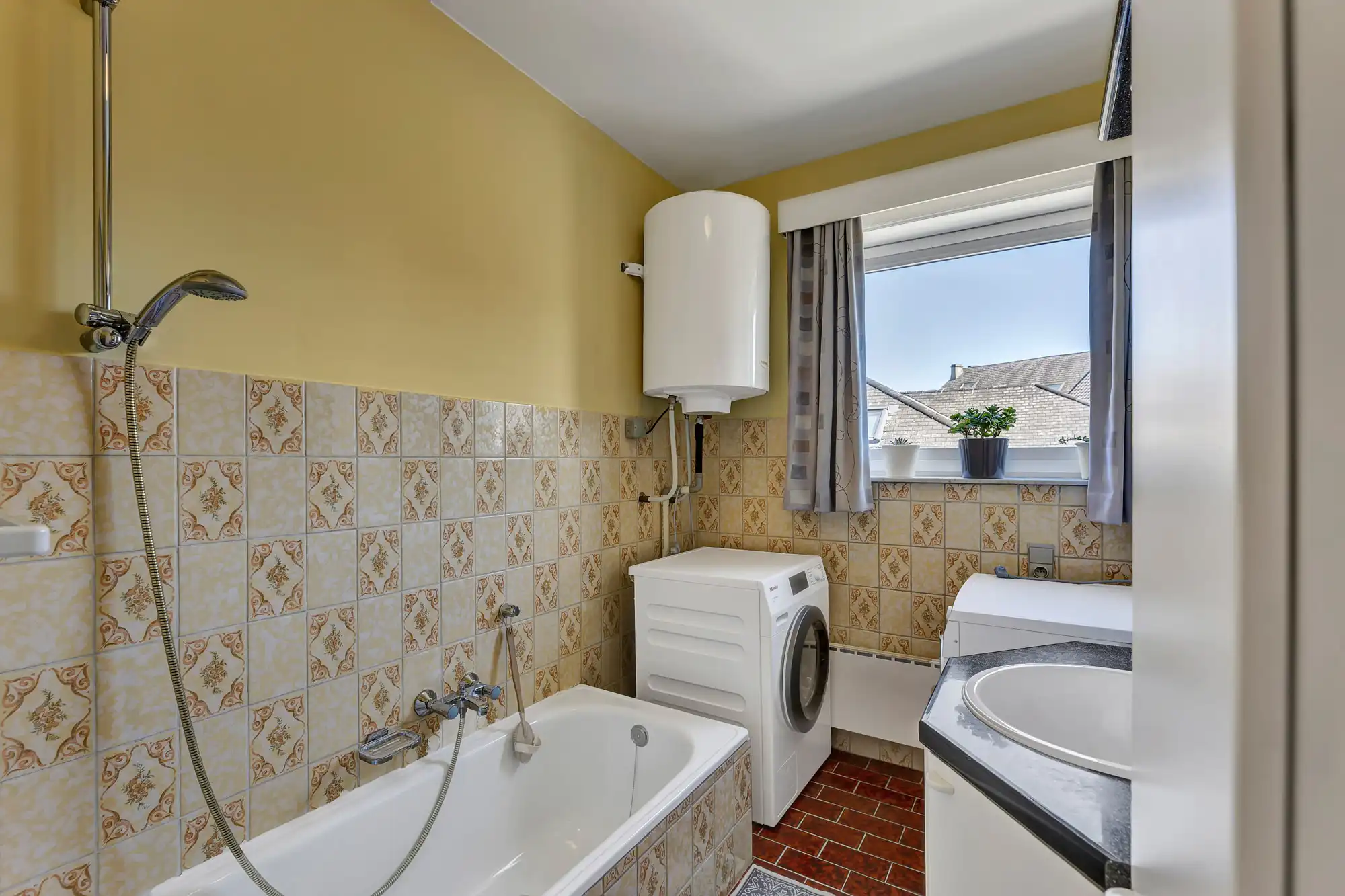 Instapklaar 2-slaapkamerappartement met terras en garage foto 16