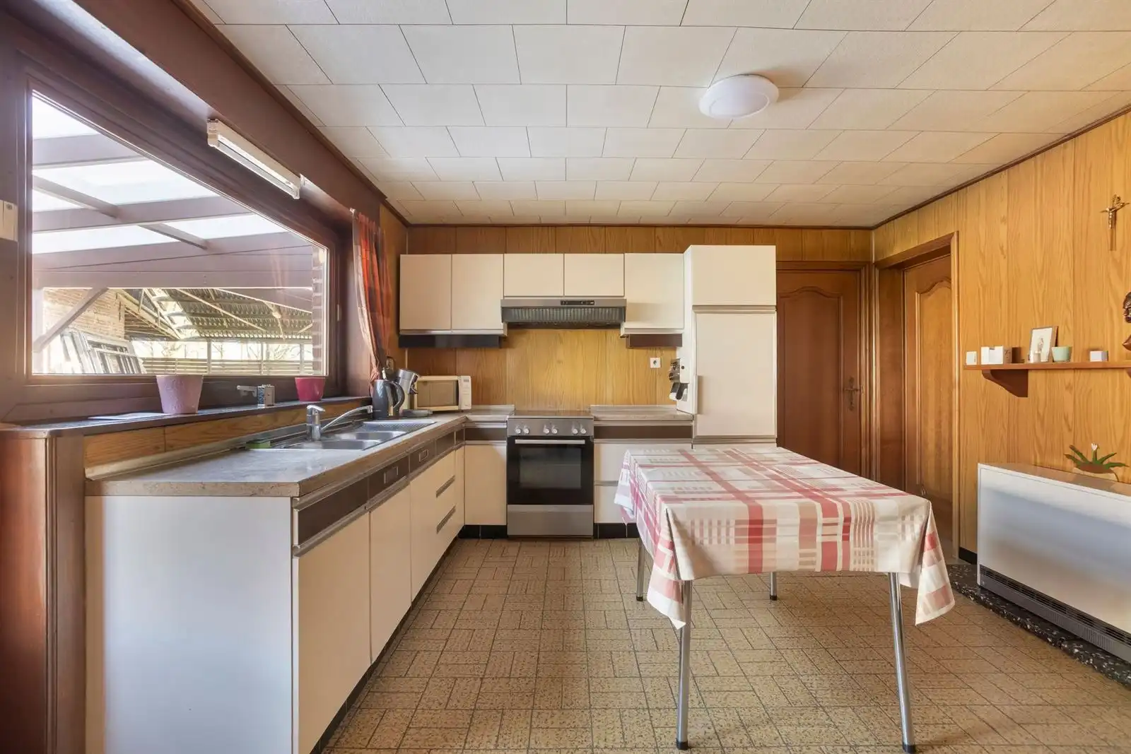 Woonhuis met tuin en grote schuren foto 7