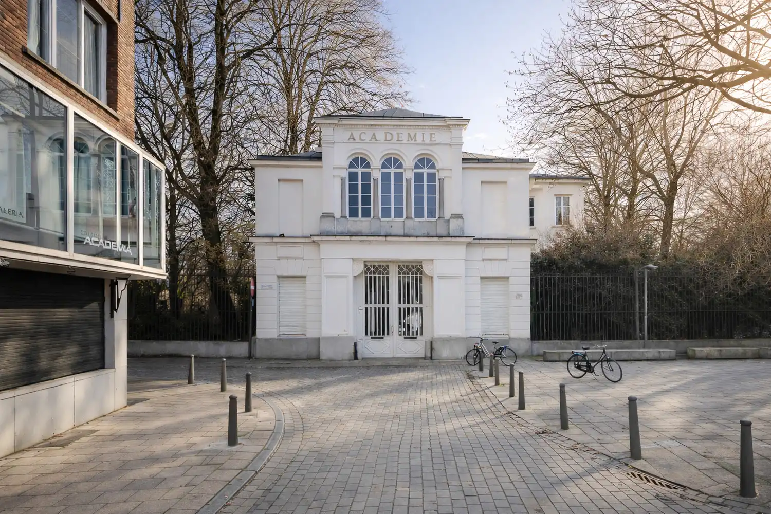 Groen en energiezuinig wonen in alle rust in hartje Antwerpen aan de befaamde Academie foto {{pictureIndex}}
